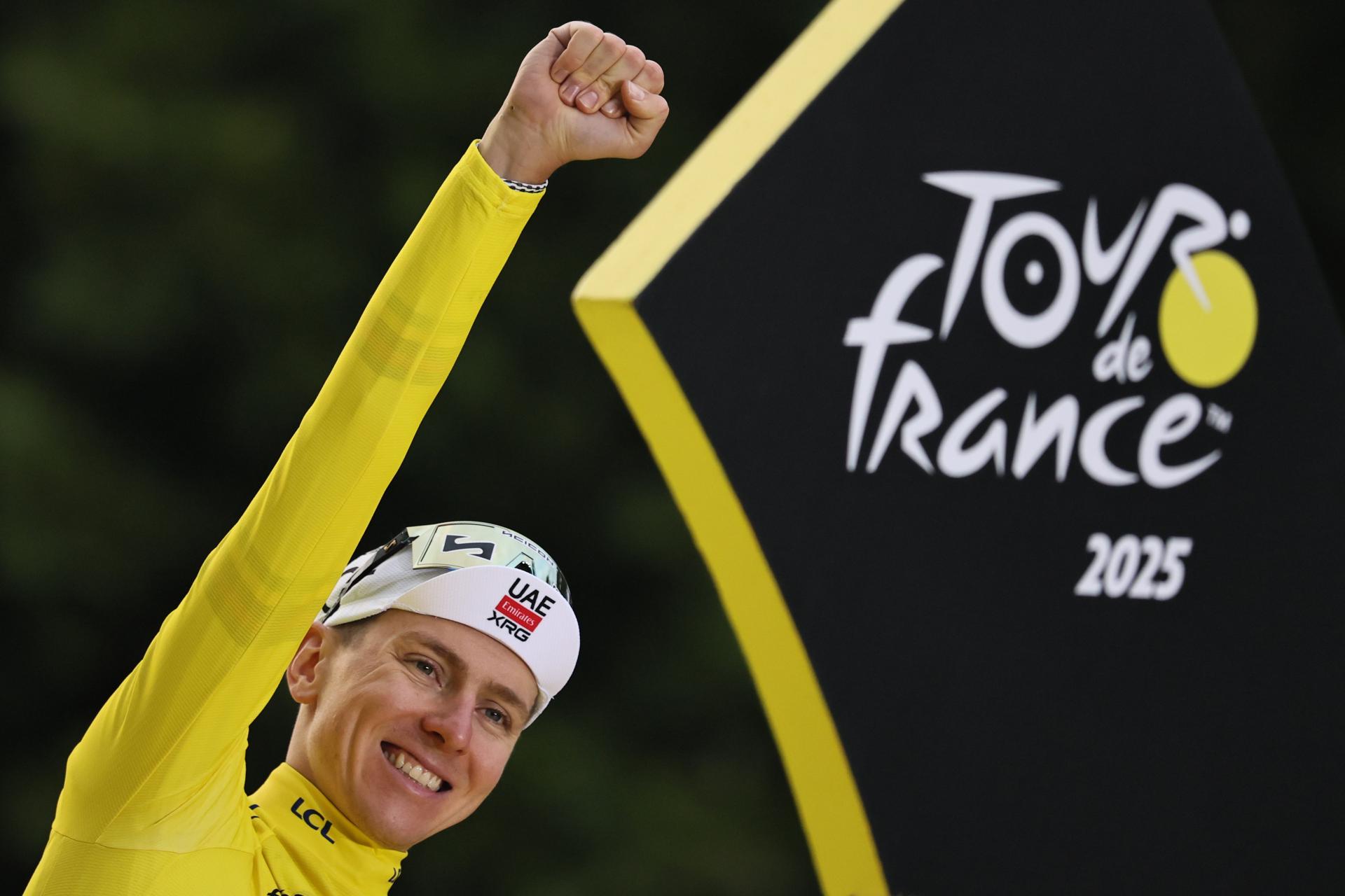 FOTODELDÍA EPA1895. PARIS (FRANCIA), 27/07/2025.- El ciclista esloveno Tadej Pogacar del equipo UAE Team Emirates, celebra en el podio su victoria tras la 21 y última etapa del Tour de Francia este domingo, es Paris (Francia). EFE/EPA/ Christophe Petit Tesson