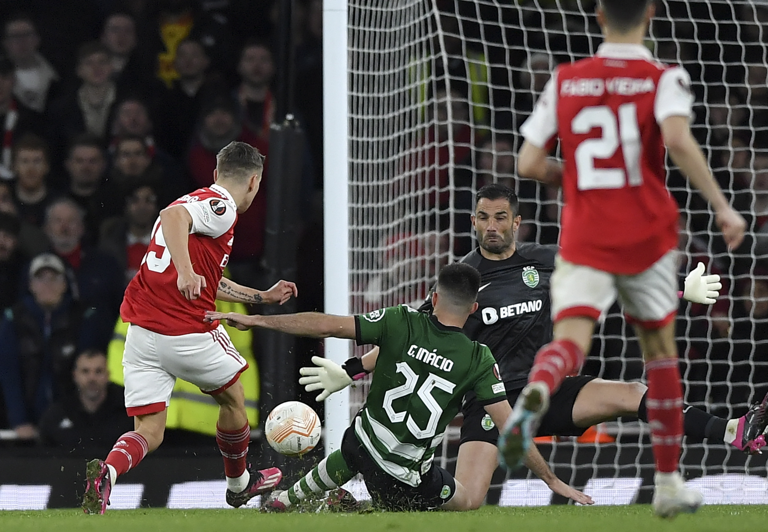 London (United Kingdom), 16/03/2023.- Leandro Trossard (L) of Arsenal in action against goalkepeer Antonio Adan (back) of Sporting during the UEFA Europa League, Round of 16, 2nd leg soccer match between Arsenal FC and Sporting CP in London, Britain, 16 March 2023. (Reino Unido, Londres) EFE/EPA/Vince Mignott
