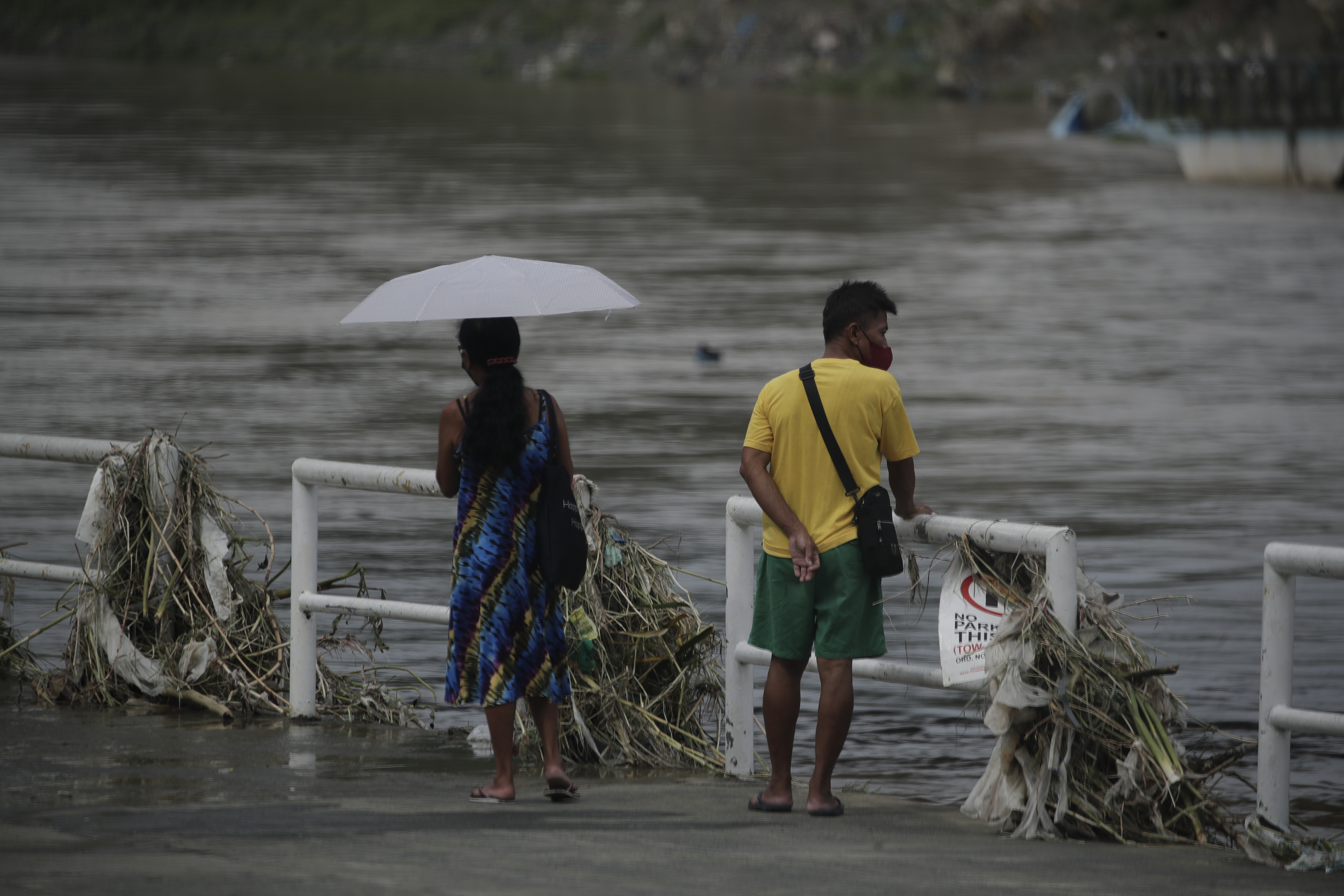 Marikina City (Philippines), 26/09/2022.- Residents walk next to debris along a river in the aftermath of typhoon Noru in Marikina city, Metro Manila, Philippines 26 September 2022. Typhoon Noru crossed the northern Philippine region of Luzon on 25 September and prompted thousands to evacuate due to h?eavy rain and strong winds. Typhoon Noru is expected to leave the Philippine area of responsibility by evening of 26 September. (Filipinas, Estados Unidos) EFE/EPA/FRANCIS R. MALASIG