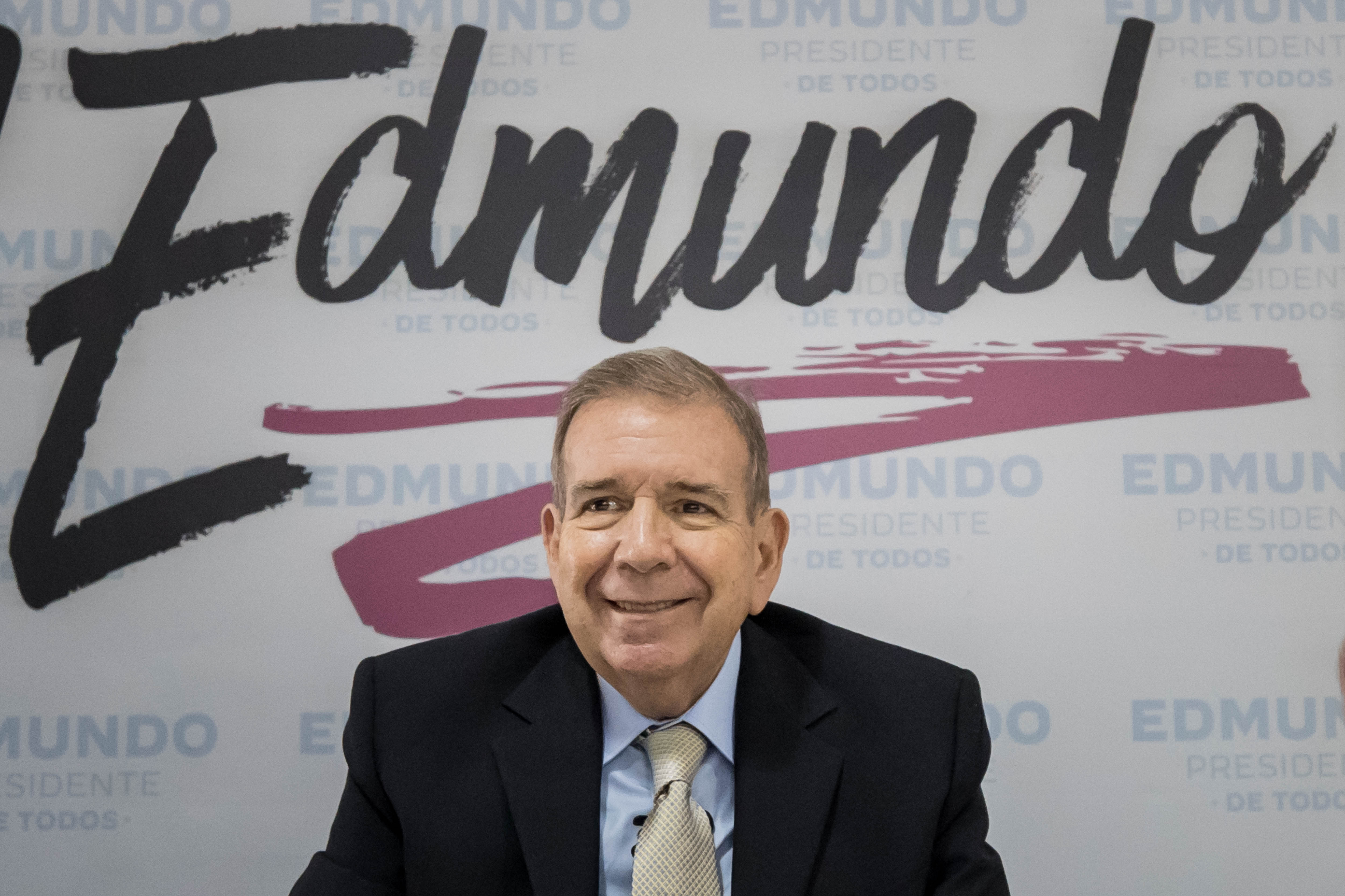 AME3342. CARACAS (VENEZUELA), 11/06/2024.- El candidato opositor, Edmundo González asiste a un acto político, este martes en Caracas (Venezuela). El candidato de la mayor coalición opositora de Venezuela Urrutia, destacó este martes que las mujeres serán "las mejores testigos, miembros de mesa y coordinadores de centro" en las elecciones presidenciales del próximo 28 de julio. EFE/ Miguel Gutierrez