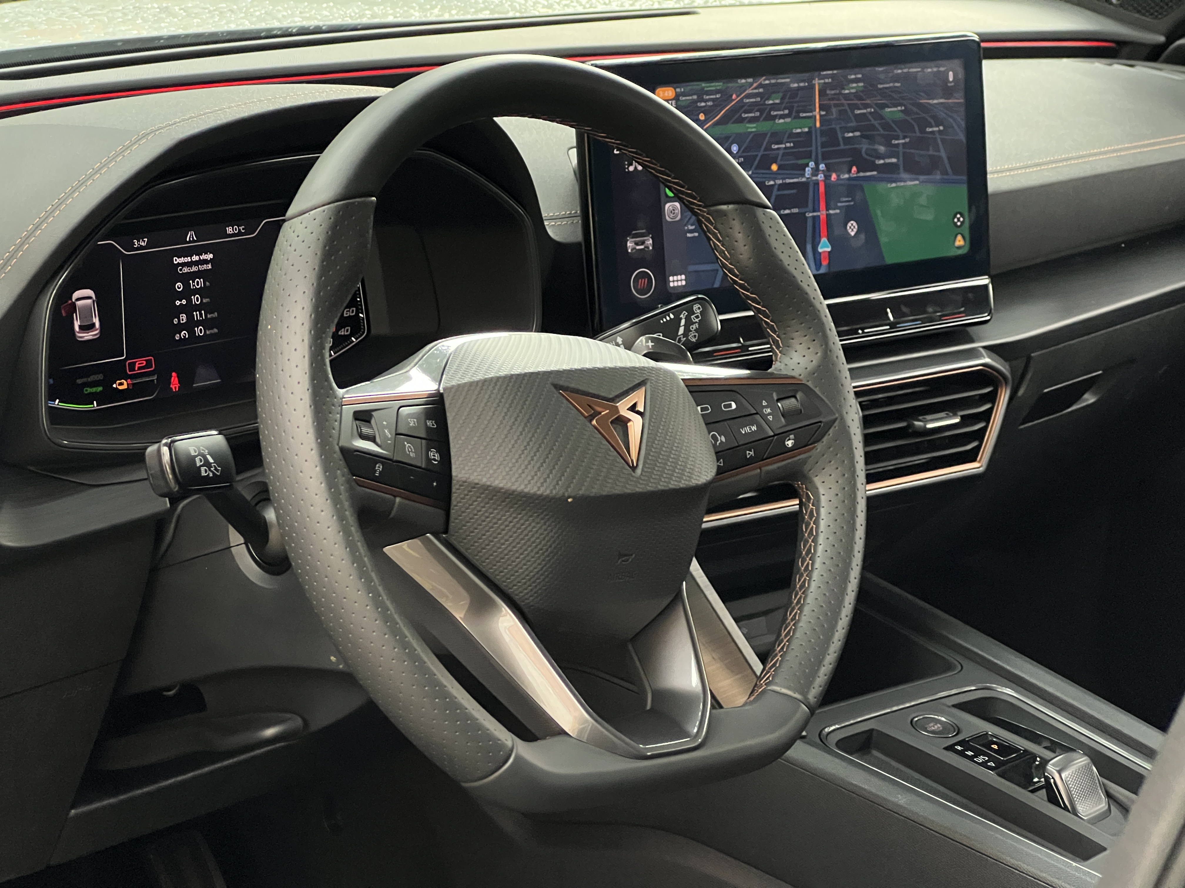 Dentro de Formentor PHEV se encuentra un sistema multimedia con pantalla táctil de 12”. El cuadro de instrumentos cuenta con la misma tecnología y tiene 10,25”.