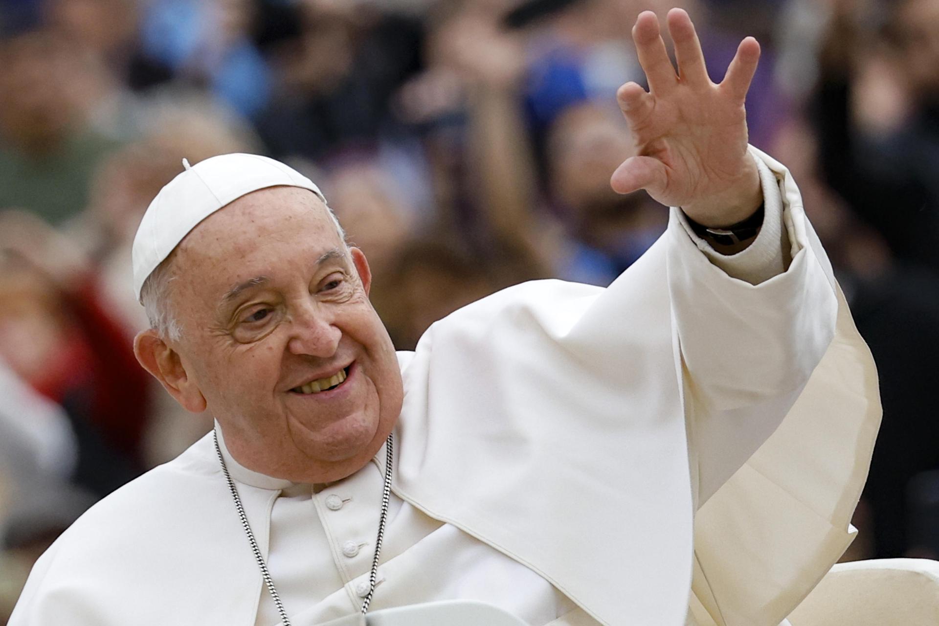 Subastarán en Viena una cámara Leica blanca que pertenecía al papa Francisco