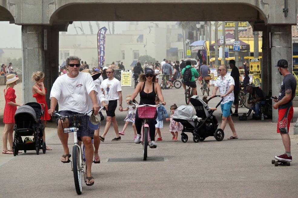 Playas de California lucen llenas, pese a que EE. UU. se acerca a millón de contagios por COVID-19