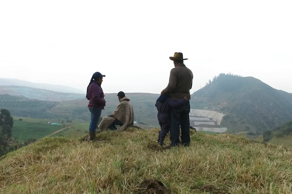 Raúl Rivera y familia, mirador frente a Doña Juana. / Los informantes