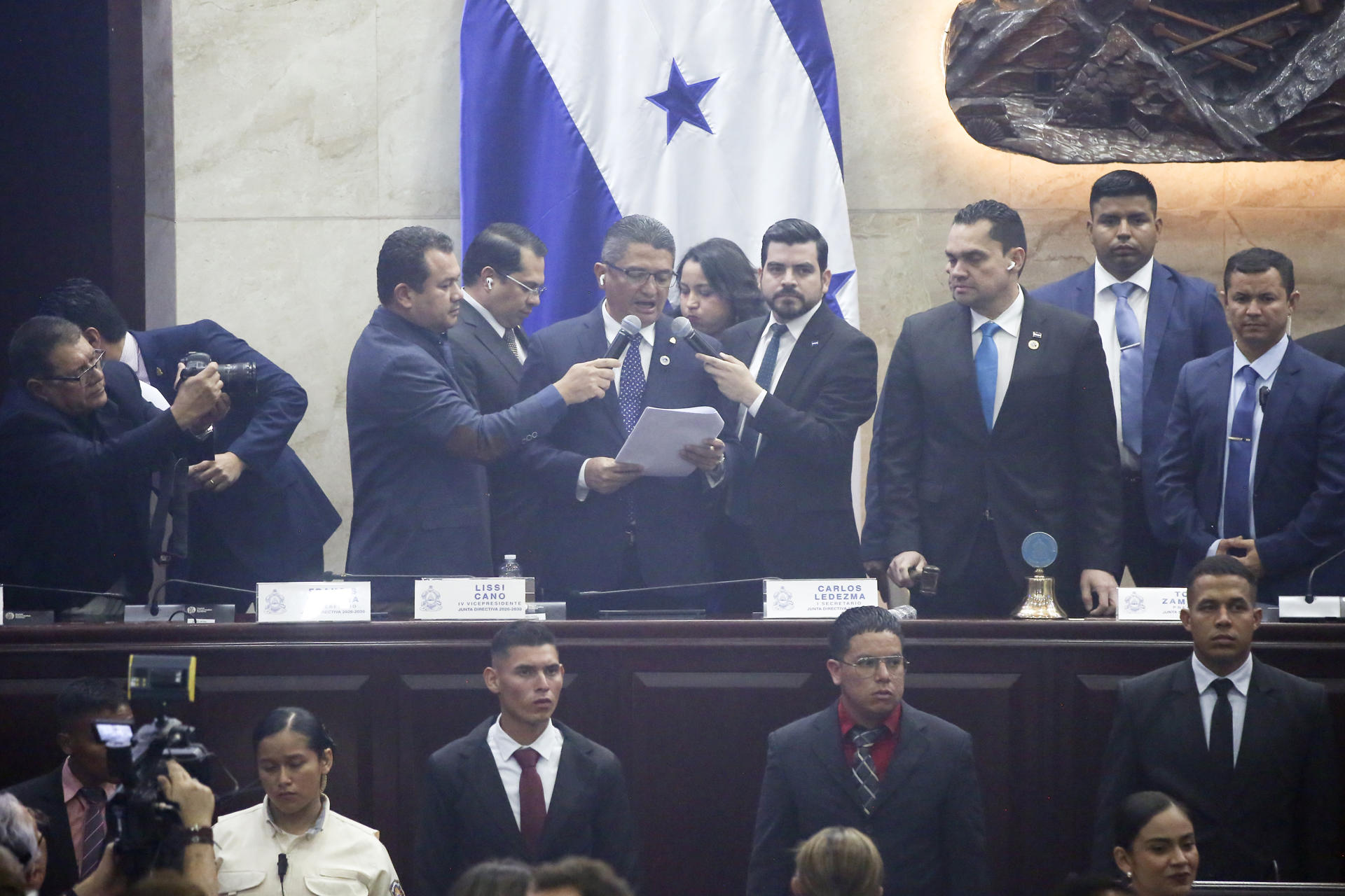 Congreso de Honduras remueve autoridades de izquierda y aumenta la tensión política