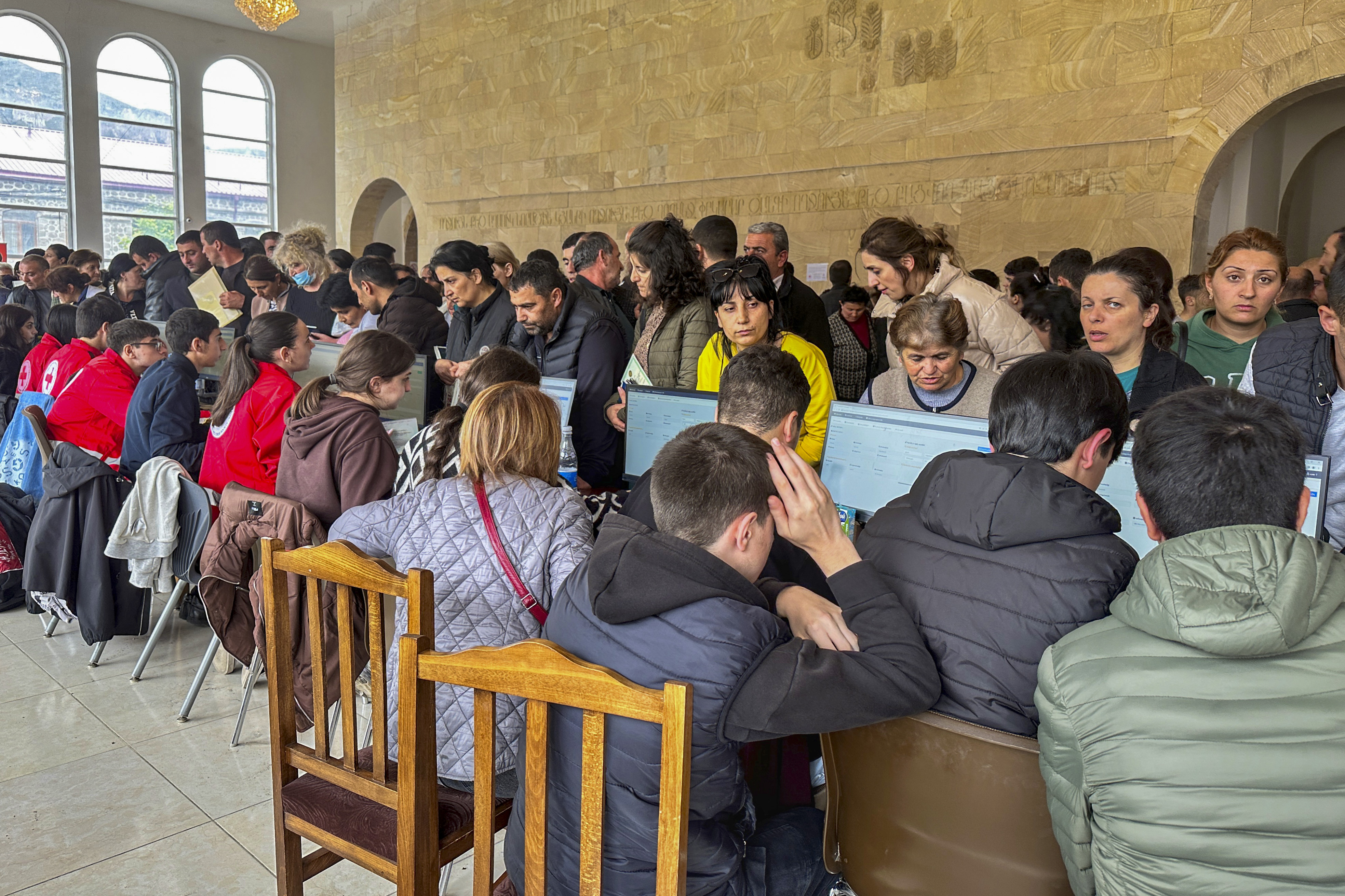 El gobierno de Nagorno Karabaj cesará, mientras aumenta el éxodo hacia Armenia