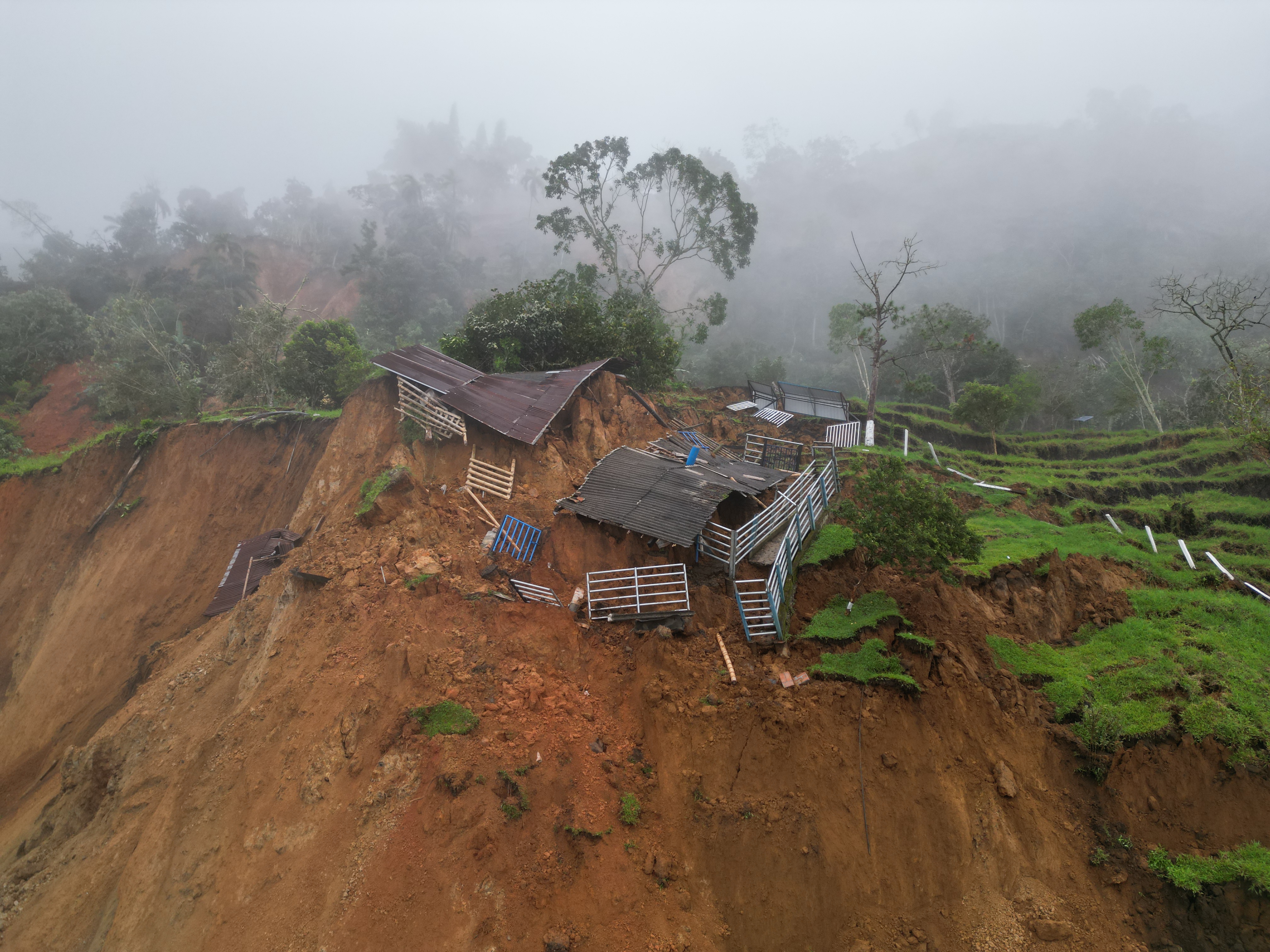 AME5927. ROSAS (COLOMBIA), 12/01/2023.- Vista general de la tierra que cubre una vasta zona tras el derrumbe del pasado lunes, hoy, en Rosas, departamento del Cauca (Colombia). Más de 900 personas se vieron afectadas tras el derrumbe en el municipio de Rosas, en el departamento colombiano del Cauca, mientras que la Vía Panamericana, principal carretera del suroeste del país, sigue cerrada. El derrumbe ocurrió el lunes en el municipio de Rosas en donde el deslizamiento arrasó con viviendas de varias veredas (aldeas) de la zona La Soledad. EFE/ Mario Baos