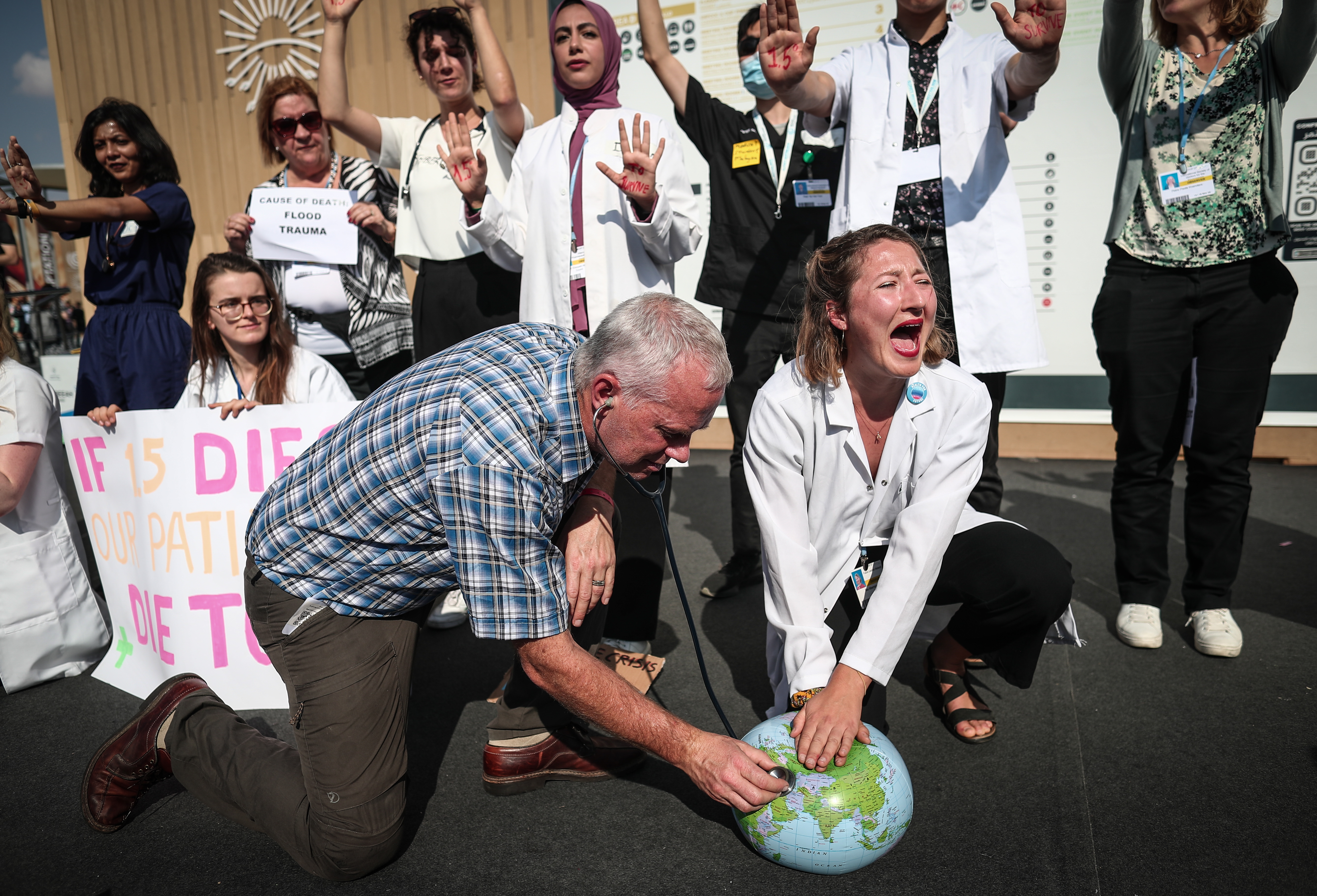 Sharm El Sheikh (Egypt), 16/11/2022.- Members of The Global Climate & Health Alliance take part in a protest during the 2022 United Nations Climate Change Conference (COP27), in Sharm El-Sheikh, Egypt, 16 November 2022. The 1.5 degrees target is the goal of the Paris Agreement, calling for countries to take action to reduce greenhouse gas emissions in order to limit global warming. (Protestas, Egipto) EFE/EPA/SEDAT SUNA