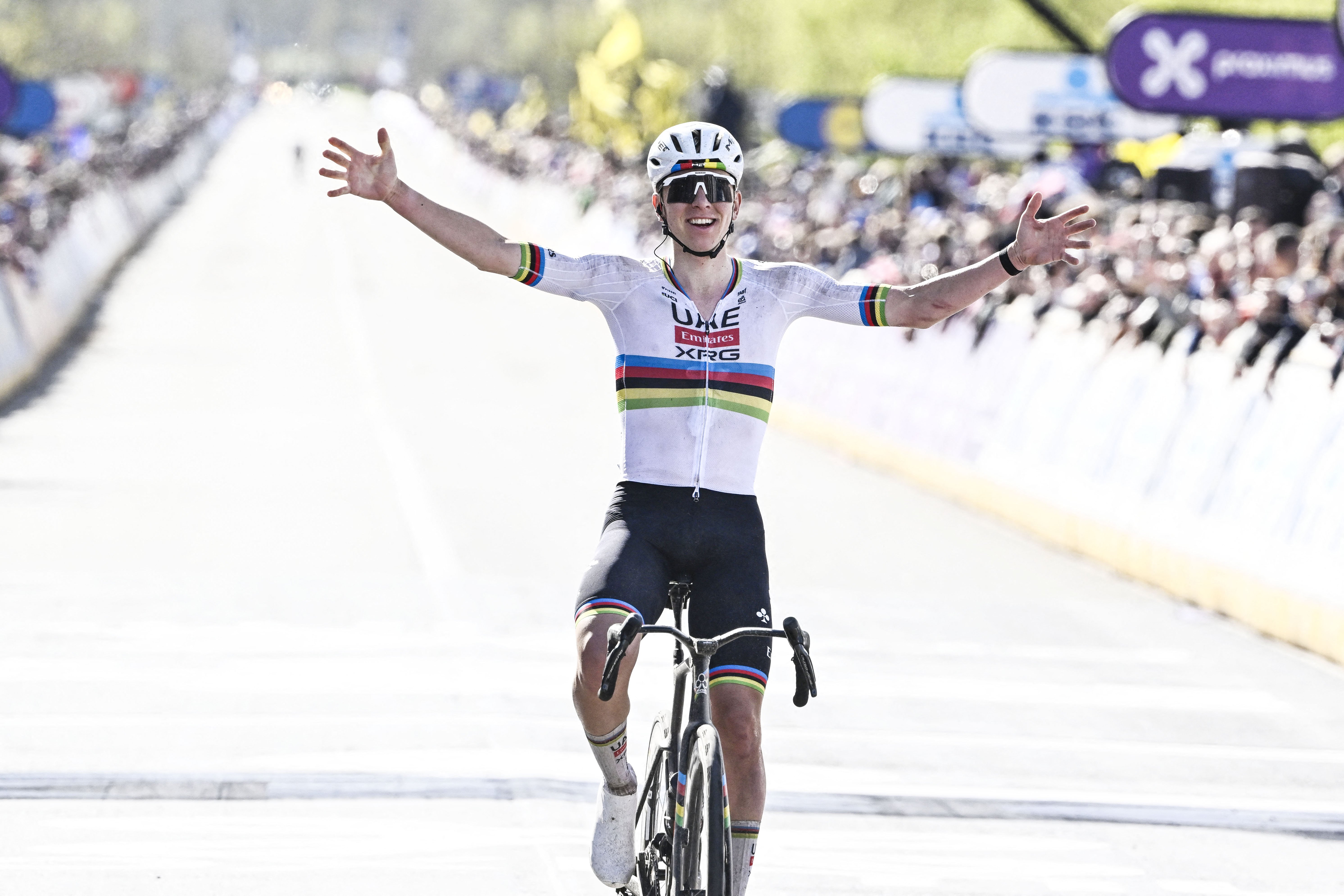 Tadej Pogacar ganó con tremenda polémica el Tour de Flandes: ¿qué pasó?