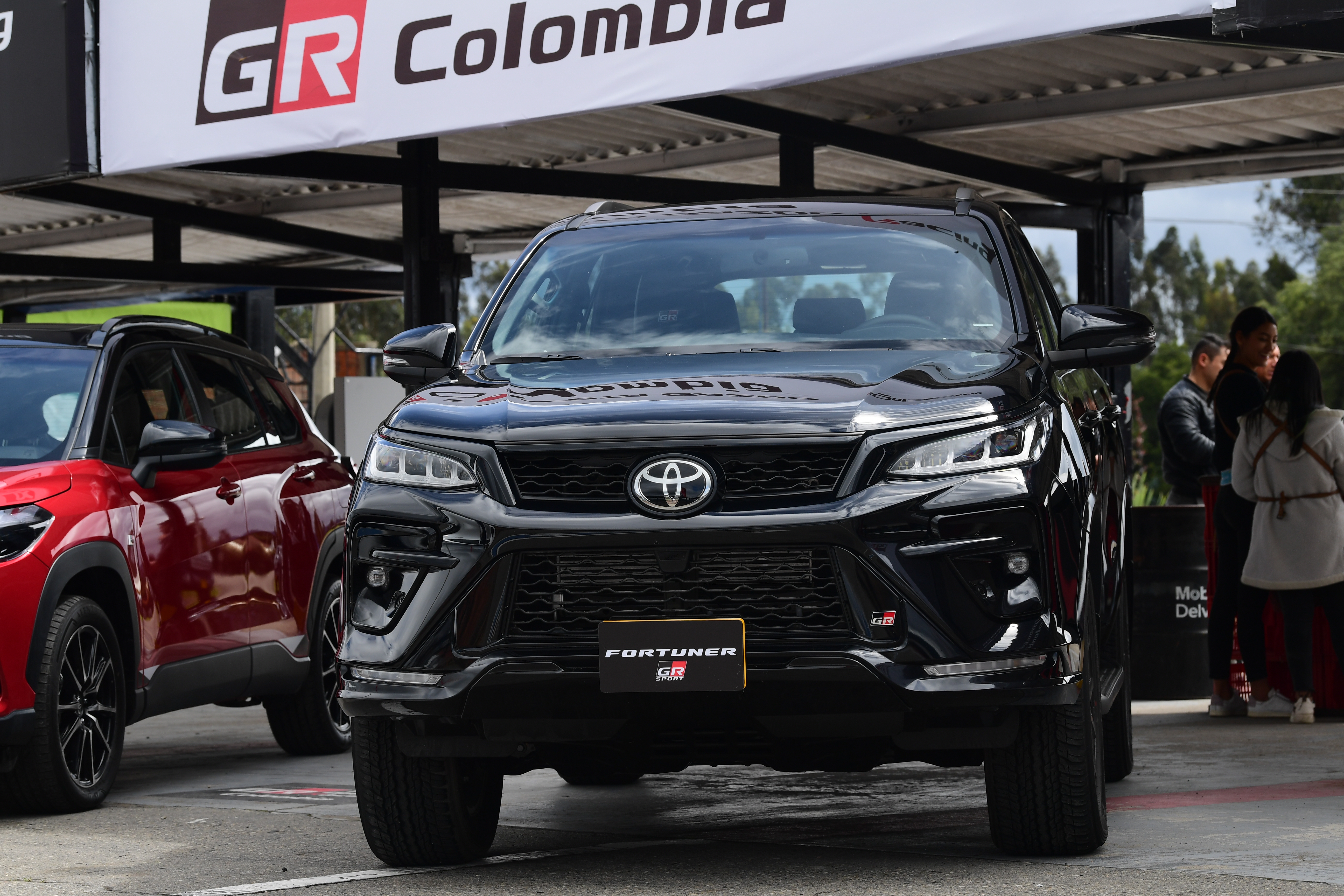 Toyota Fortuner incluye un motor de 2.8 litros, que permite hasta 201 caballos de poder y 500 Nm de torque. Incluye novedades en las luces frontales, la parrilla y otros acabados tipo negro piano.