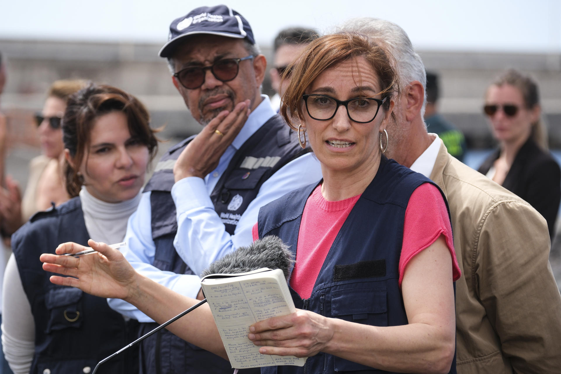GRAFCAN3695. GRANADILLA DE ABONA (TENERIFE), 10/05/2026.- La ministra de Sanidad, Mónica García (3i), informa sobre cómo se está desarrollando la atención a los pasajeros del crucero MV Hondius en el puerto de Granadilla de Abona, acompañada por el ministro de Política Territoria, Ángel Víctor Torres (1d); el director general de la Organización Mundial de la Salud (OMS), Tedros Adhanom Ghebreyesus (2i); y la jefa de la unidad de enfermedades emergentes de este organismo internacional, Diana Rojas (i). EFE/Alberto Valdés

