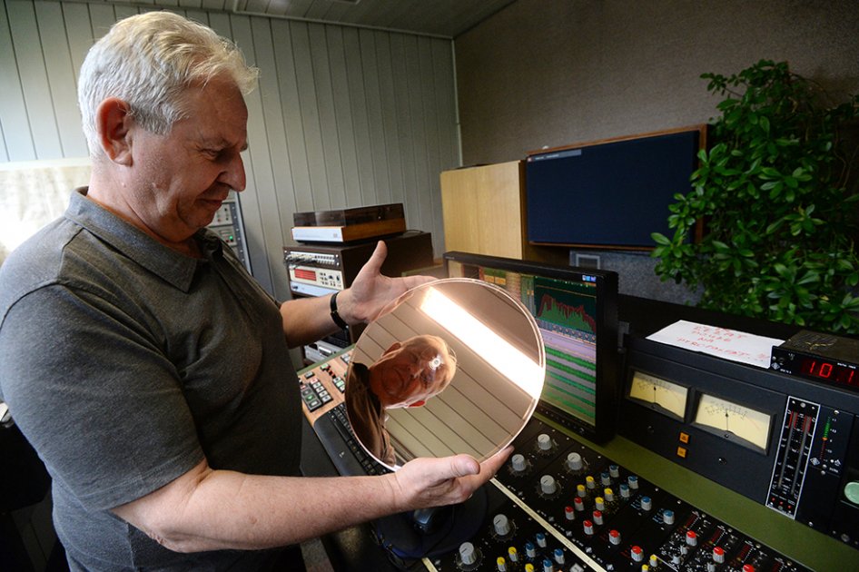 Como los filmes, los discos se estrenarán el viernes en todo el mundo