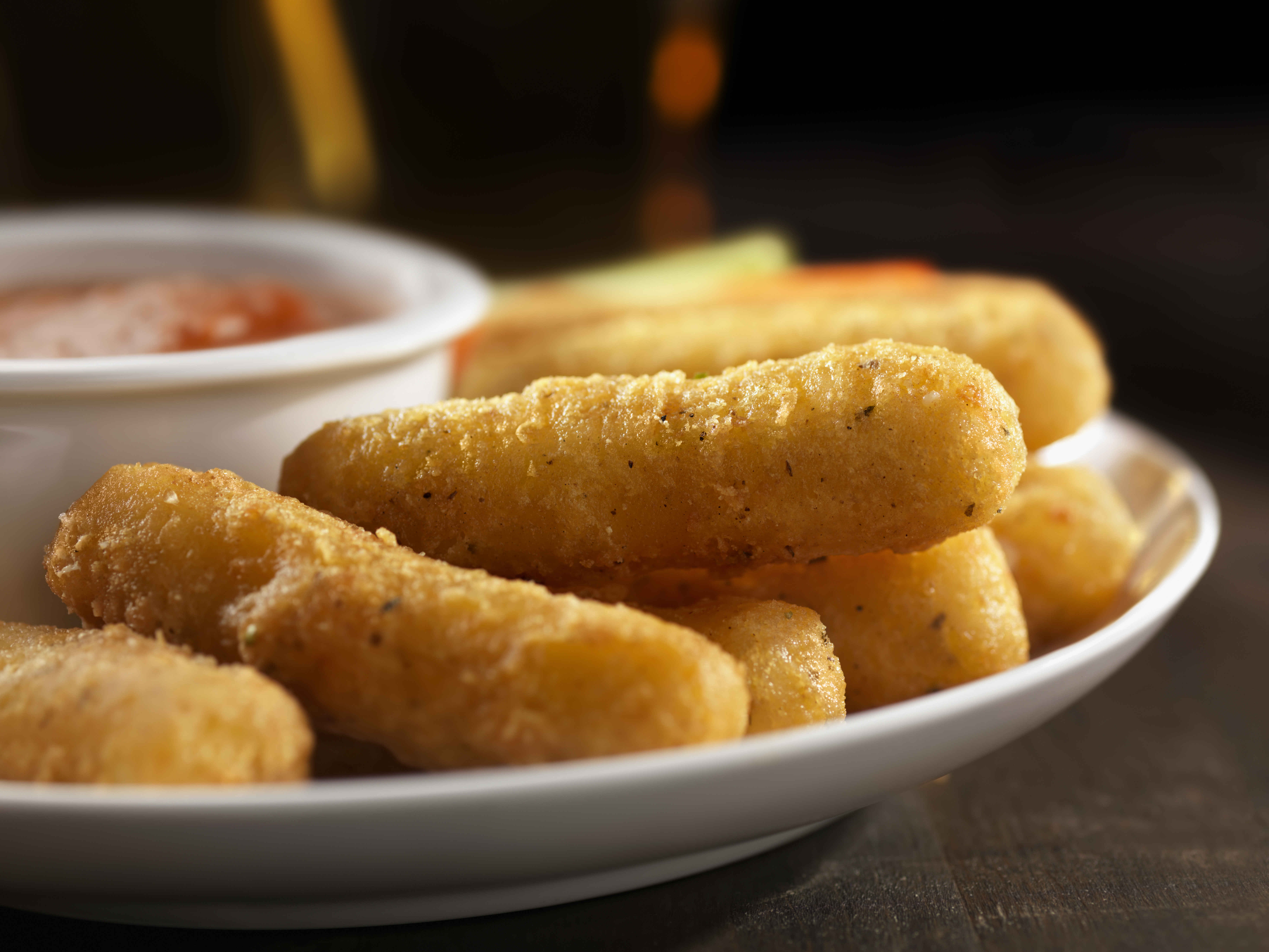 Palitos de queso caseros acompañados de guacamole