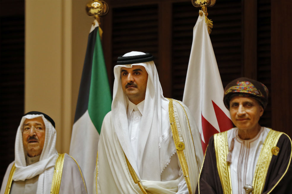 El Emir de Kuwait Sabah al-Ahmad al-Jaber al-Sabah (izquierda), Emir del Qatar El Jeque Tamim bin Hamad al-Thani (centro) y el Ministro de Asuntos Exteriores de Omán, Yusuf bin Alawi, asisten a un Golfo Consejo de Cooperación (CCG) en la capital de Bahrein, Manama. /AFP