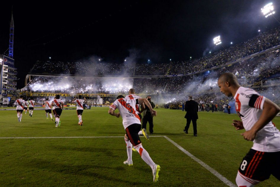 Los jugadores de River Plate salen al terreno de juego de La Bombonera para el partido de vuelta de los octavos de final de la Copa Libertadores. Foto: AFP