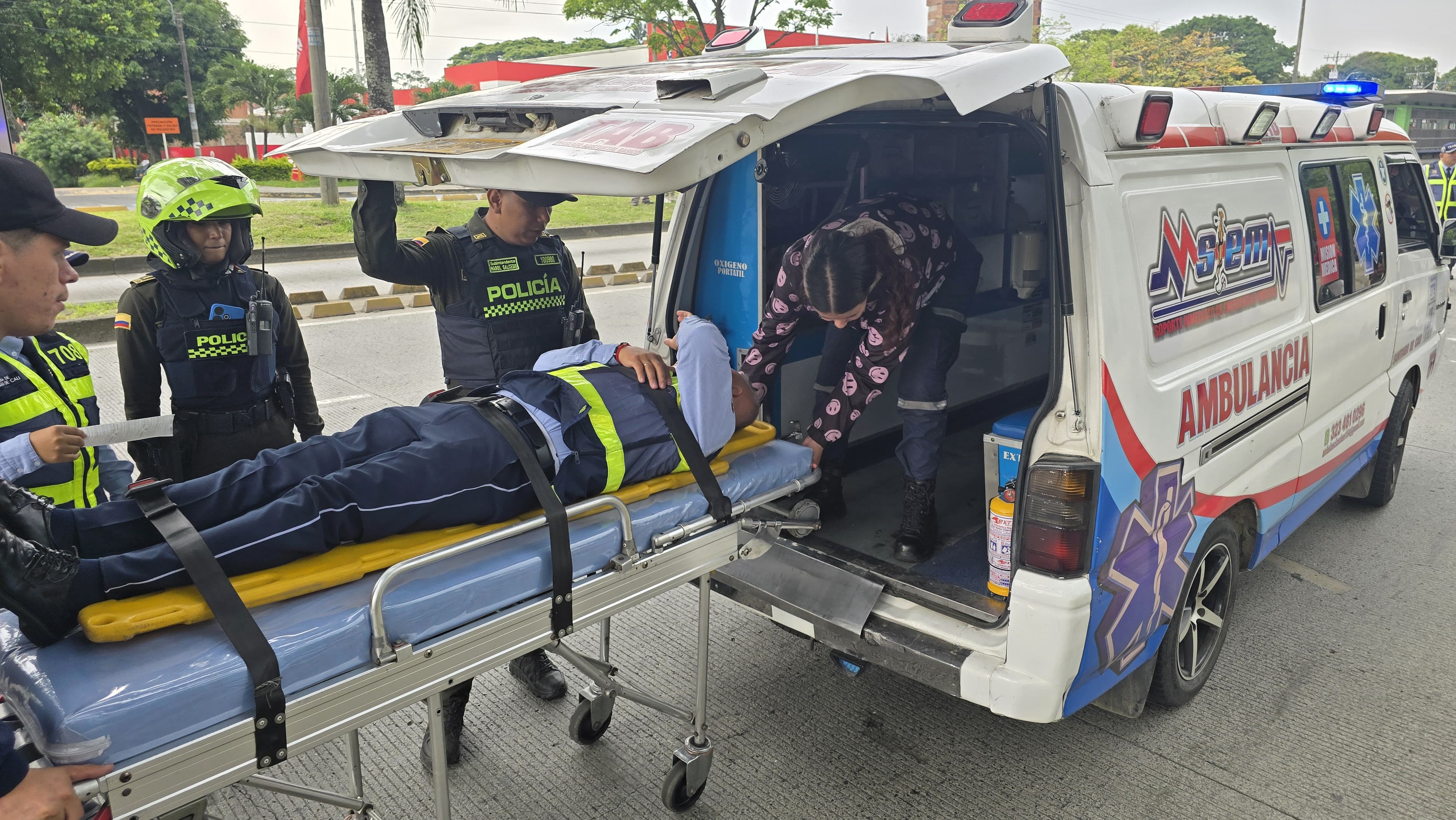 Motociclista atropelló a un agente de tránsito en Cali; el agresor fue capturado