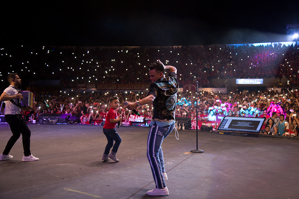 Hijo de Silvestre Dangond protagoniza video «Si mi canto fuera tu encanto»