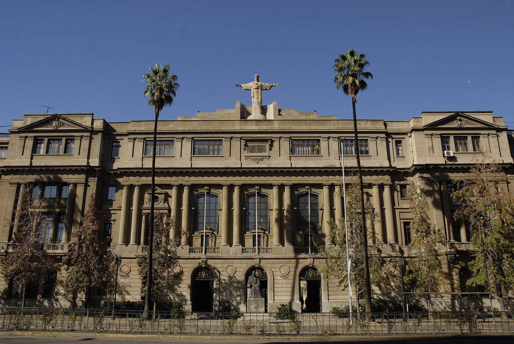 Policía chilena detiene estudiantes que ocupaban campus en reclamo por acoso