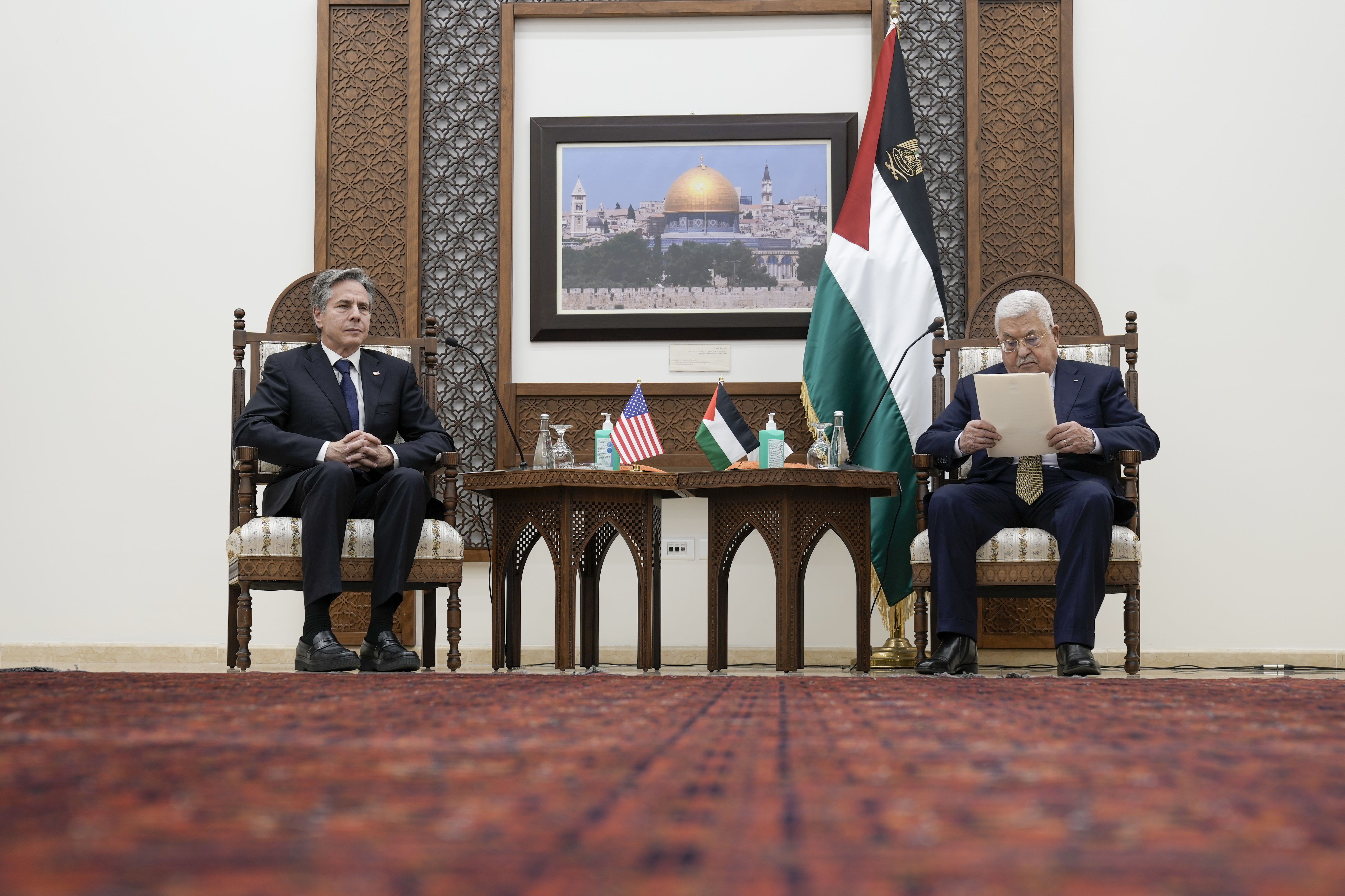 Ramallah (-), 31/01/2023.- U.S. Secretary of State Antony Blinken (L) meets with Palestinian leader Mahmoud Abbas in the West Bank town of Ramallah, 31 January 2023. U.S. Secretary of State Antony Blinken is wrapping up a two-day visit to Israel and the occupied West Bank with renewed appeals for Israeli-Palestinian calm amid an alarming spike of violence. (Estados Unidos) EFE/EPA/Majdi Mohammed / POOL