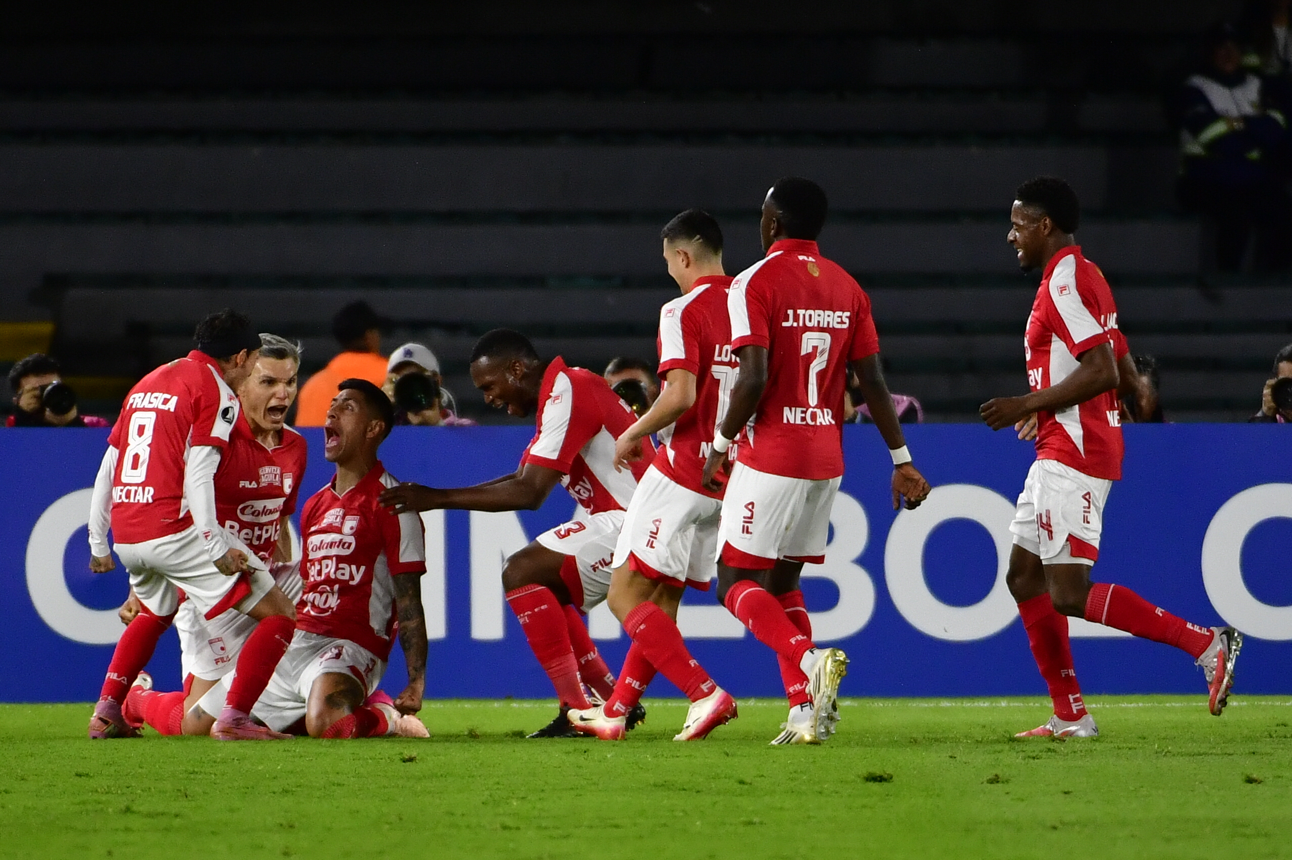 Partido de Copa Conmebol Libertadores entre Santa Fe y Peñarol de Uruguay en el Estadio El Campin de Bogotá