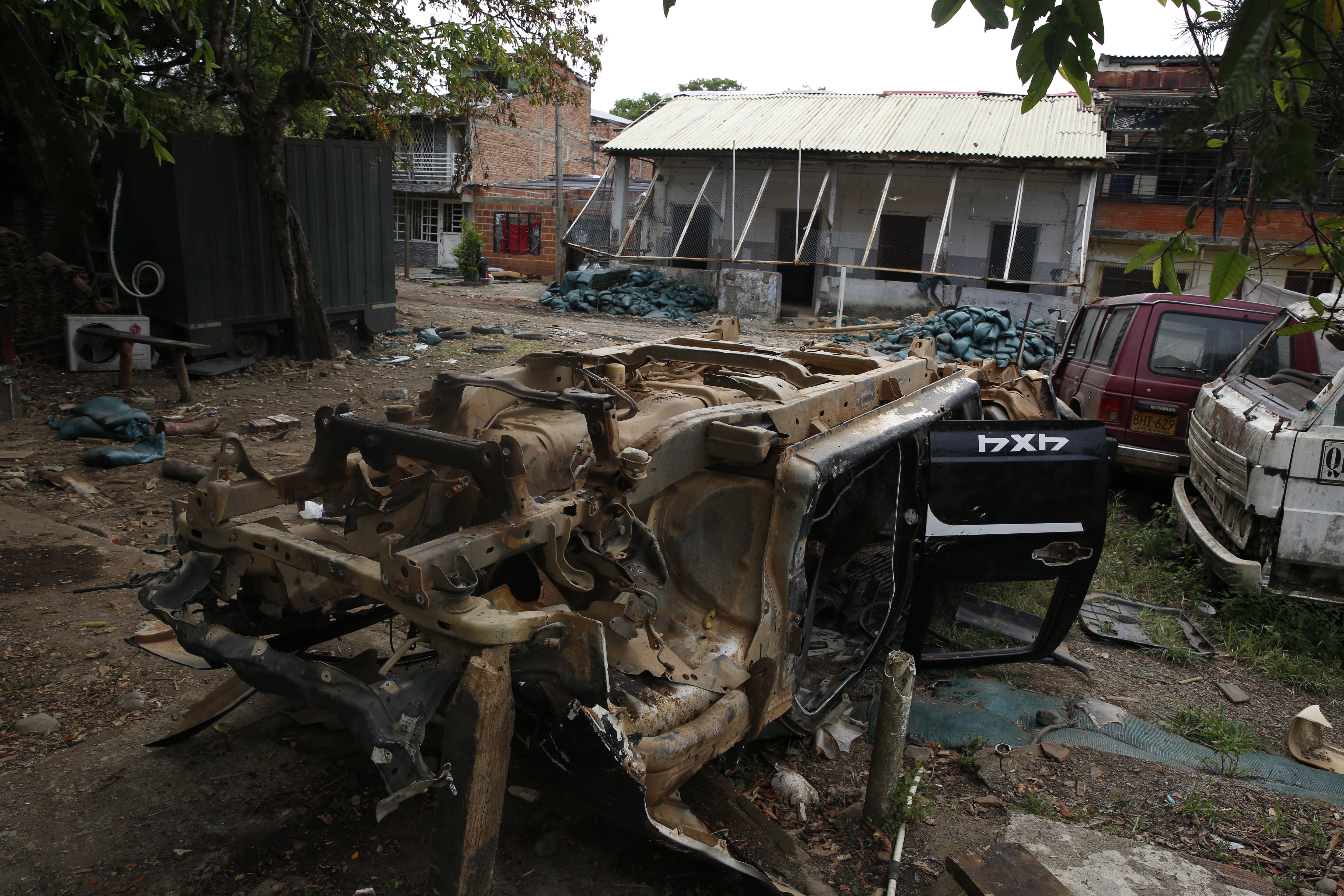 AME2408. TIMBA (COLOMBIA), 25/09/2023.- Fotografía de una estación de policía abandonada por los policías que lo custodiaban luego de que el pasado miércoles un carro bomba fuera activado en las cercanías de este lugar hoy, en Timba (Colombia). El pasado miércoles un carro bomba fue activado en cercanías de la estación de policía de esta localidad, en este atentado murieron dos personas y varias viviendas resultaron destruidas por la explosión. EFE/Ernesto Guzmán