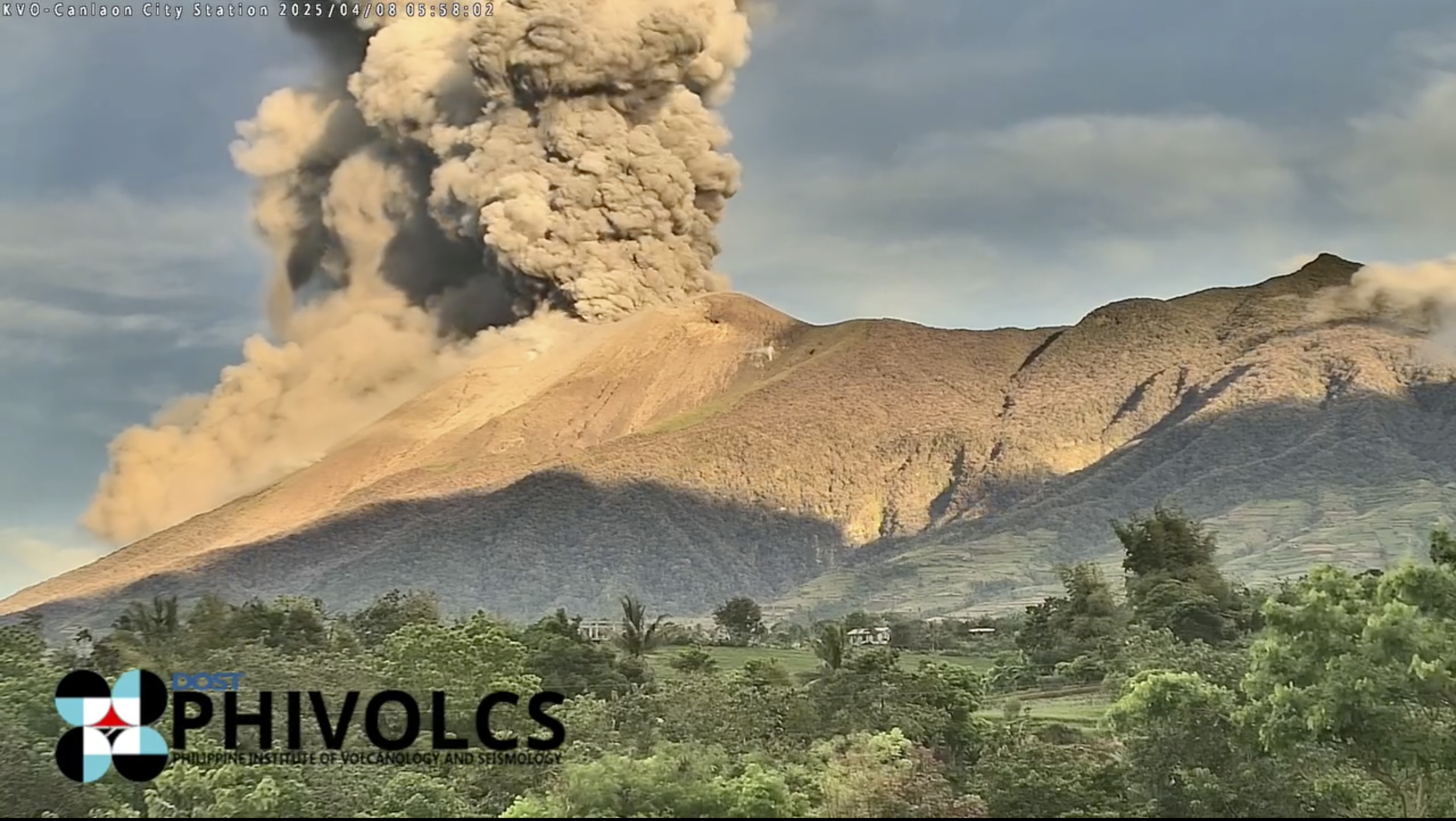 Volcán en Filipinas lanza enorme columna de ceniza al aire