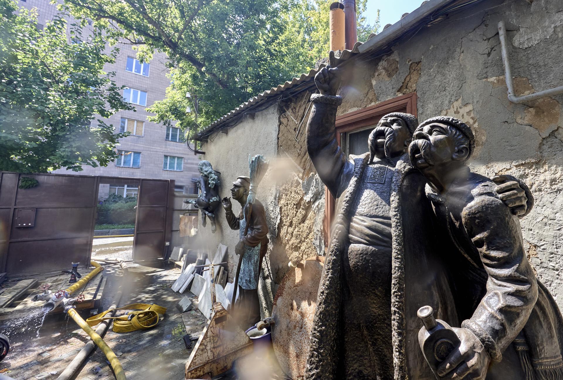 KHARKIV (Ukraine), 10/08/2026.- The site of a Russian airstrike near a home and studio of the Ukrainian sculptor Katiba Mamedov in Kharkiv, Ukraine, 10 August 2026, amid the ongoing Russian invasion. The member of the National Union of Artists of Ukraine since 1997, Honored Artist of Ukraine, Ukrainian sculptor of Azerbaijani birth Katiba Mamedov has lived and worked in Ukraine since 1987. His works are in museums, galleries, and private collections worldwide. (Rusia, Ucrania) EFE/EPA/SERGEY KOZLOV