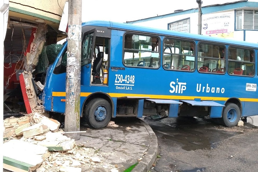 Choque de un Sitp contra casa en occidente de Bogotá dejó cuatro heridos