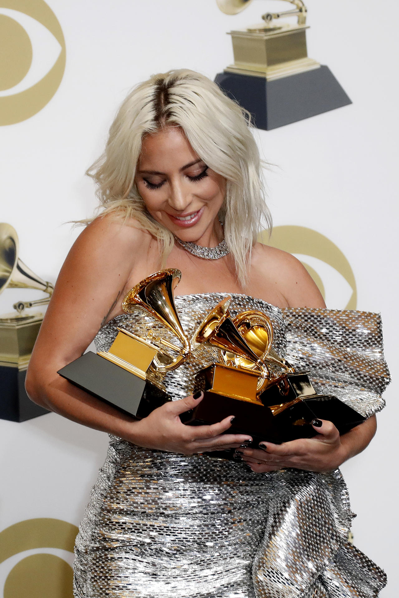 ASD126. BOGOTÁ (COLOMBIA), 07/11/2025.- Fotografía de archivo fechada del 10 de febrero de 2019 de la artista Lady Gaga posando en Los Angeles (Estados Unidos). 'Abracadabra', de Lady Gaga, 'DeBÍ TiRAR MáS FOToS', de Bad Bunny, o 'Anxiety', de Doechil', están entre las nominadas a mejor canción del año de los Grammy. EFE/ John G Mabanglo/ ARCHIVO