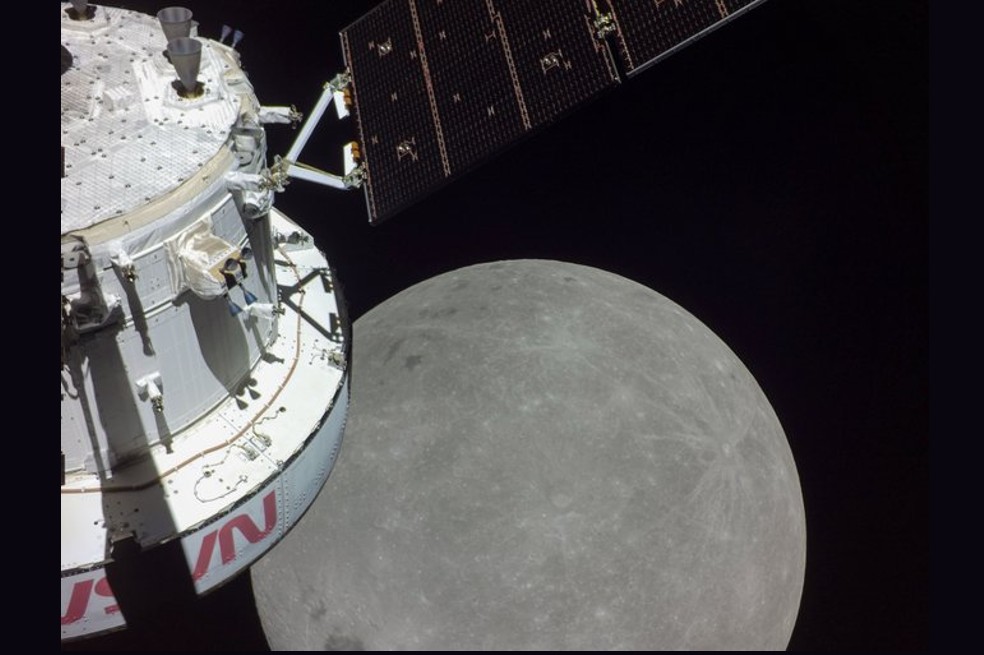 La nave espacial ya estuvo cerca de la superficie Lunar y pudo capturar sus primeras imágenes de estas zonas. Esta es una de esas fotografías.