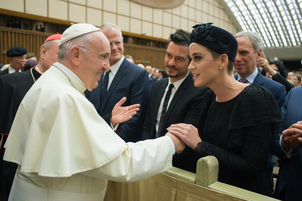 Katy Perry y Orlando Bloom saludaron al papa en el Vaticano