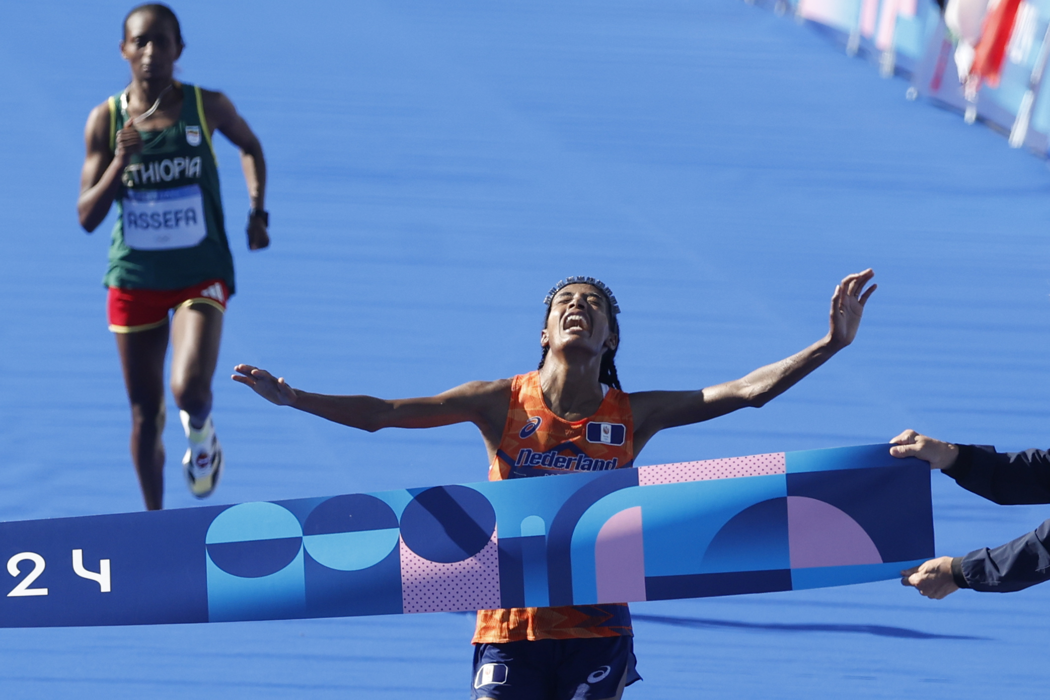 PARÍS, 11/08/2024.- La atleta neerlandesa Sifan Hassan cruza la línea de meta para ganar el oro en la prueba de maratón femenino de los Juegos Olímpicos de París 2024 en la capital francesa este domingo. EFE/ Juanjo Martín
