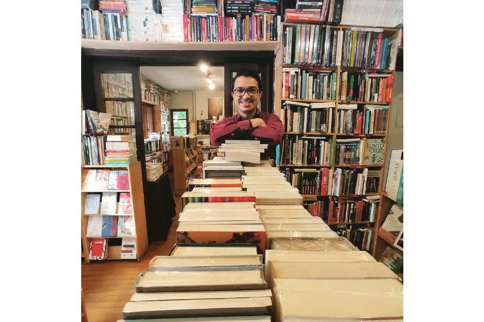 Uno de los productores de la revista Transeúnte es Julián Ramírez, editor y profesional en Estudios Literarios de la Universidad Nacional de Colombia, con estudios de posgrado en la misma institución.
