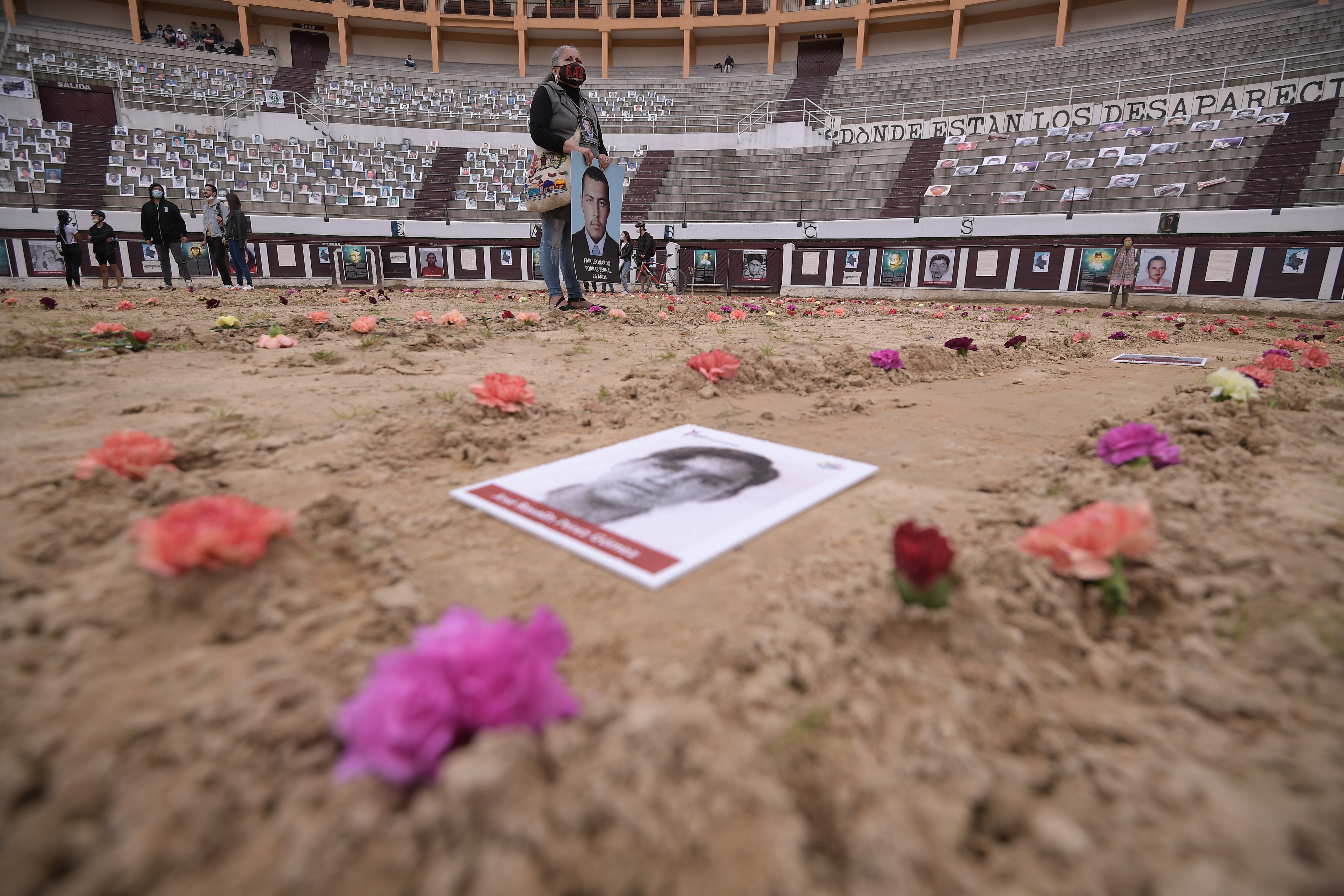 Madre de Fair Leonardo Porras, uno de los once jóvenes desaparecidos en Soacha y presentados como guerrilleros muertos en combate por el Ejército (Falsos positivos); Durante la exposición: "Galería para no olvidar", realizada en la Plaza de toros La Santamaría en el marco del día internacional de las víctimas de desaparición forzada.