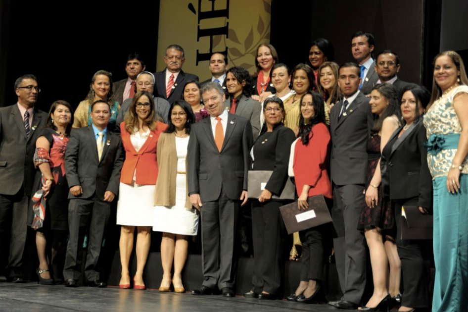 Los mejores docentes e instituciones educativas del país fueron premiados por el Gobierno