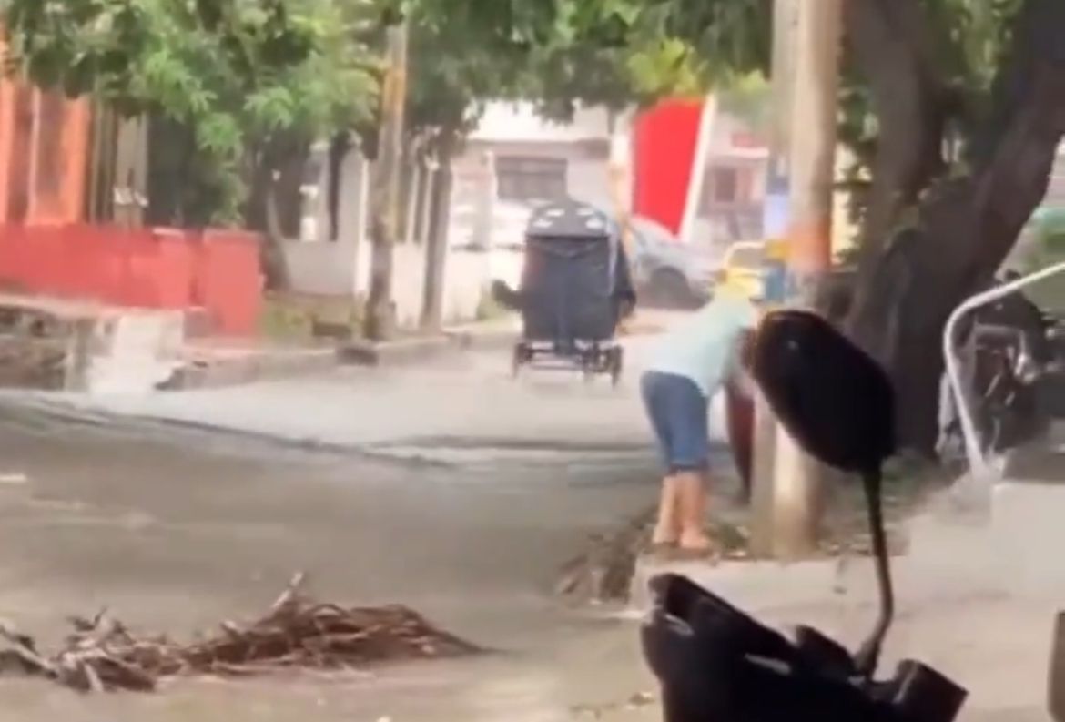 Hombre fue multado por arrojar basura a un arroyo en Barranquilla