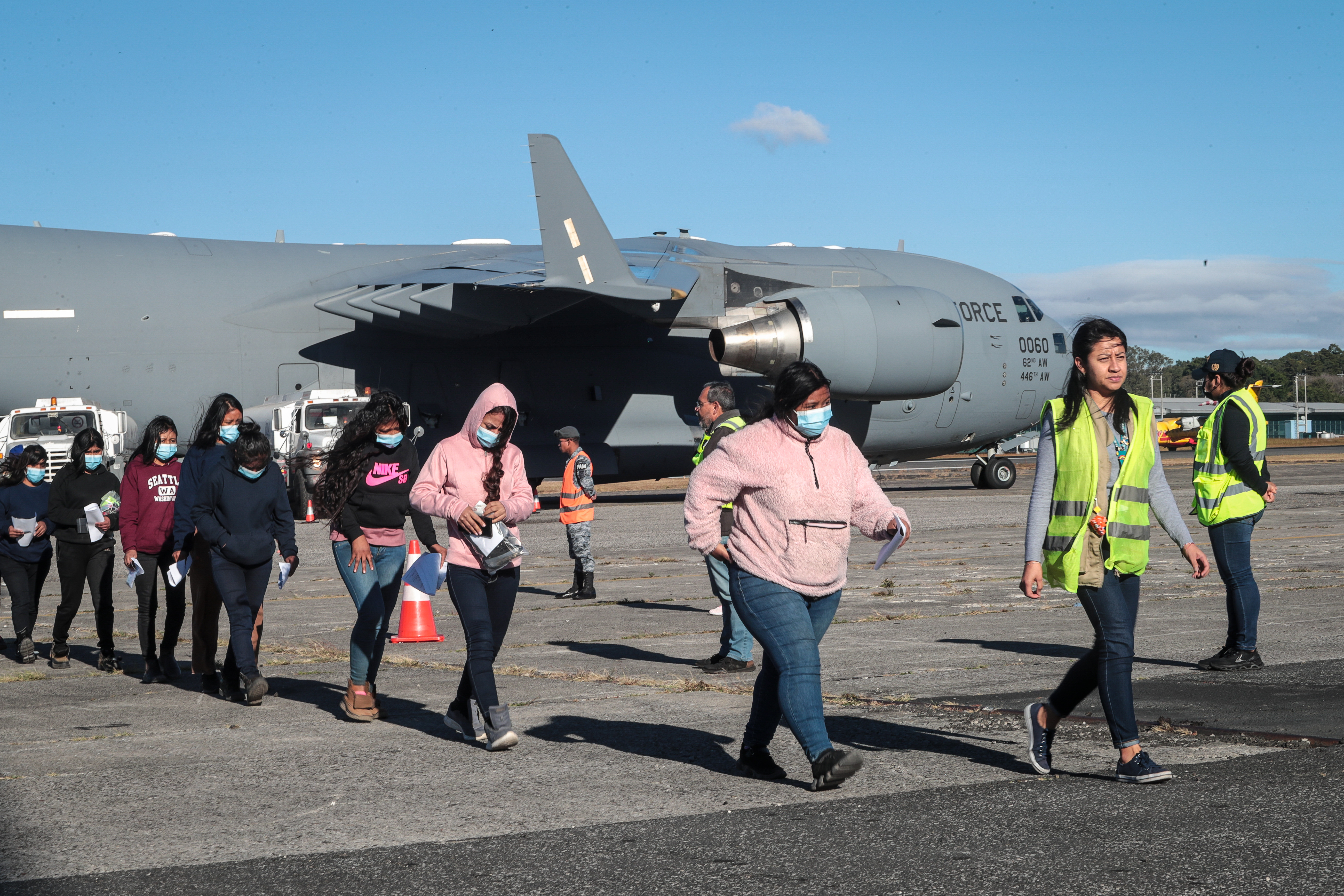 El gobierno de Trump dejó de usar aviones militares para deportar a migrantes