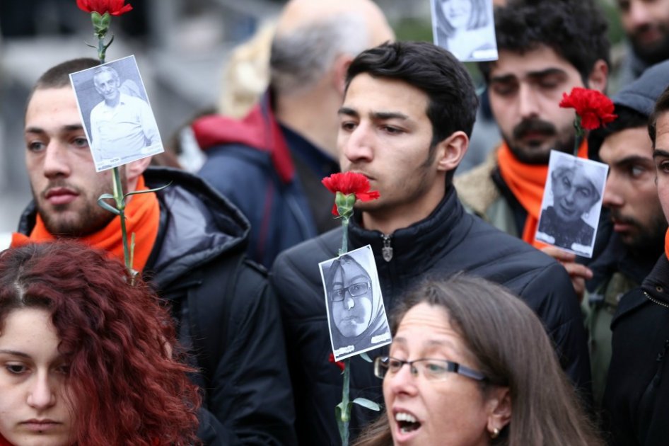 Habitante de Ankara rinden un homenaje a las víctimas del atentado de este domingo. / AFP