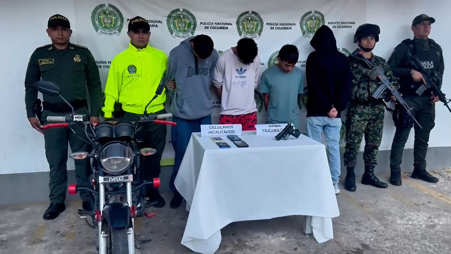 Capturan a presuntos responsables de incinerar un bus en Cundinamarca