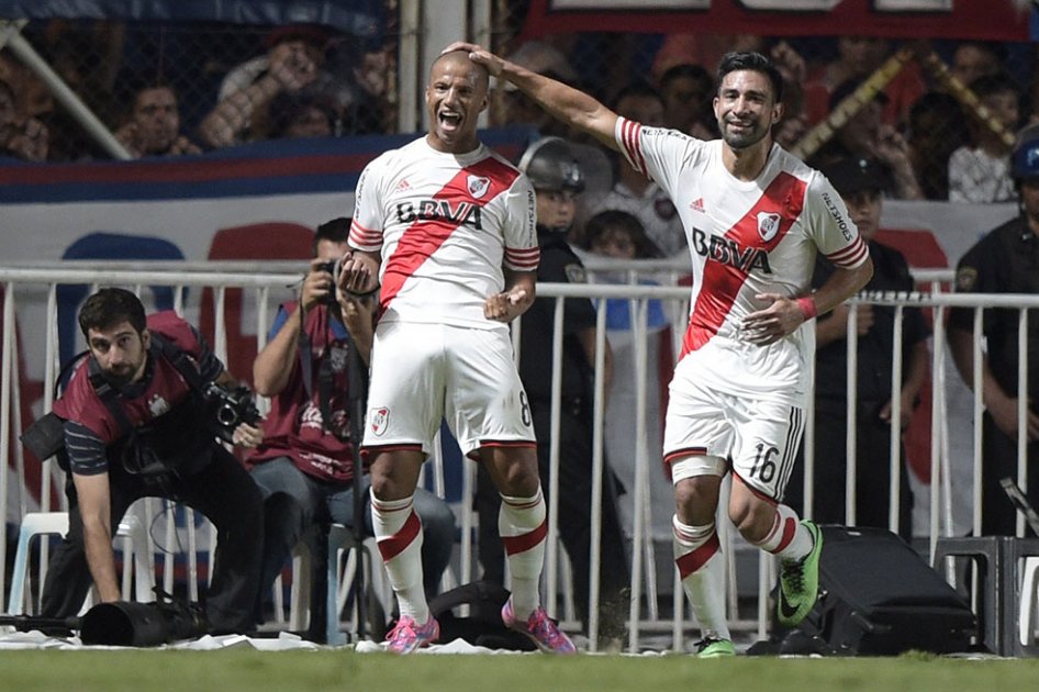 Carlos Sánchez celebra uno de los tanto de River Plate en Copa Sudamericana. Foto: AFP