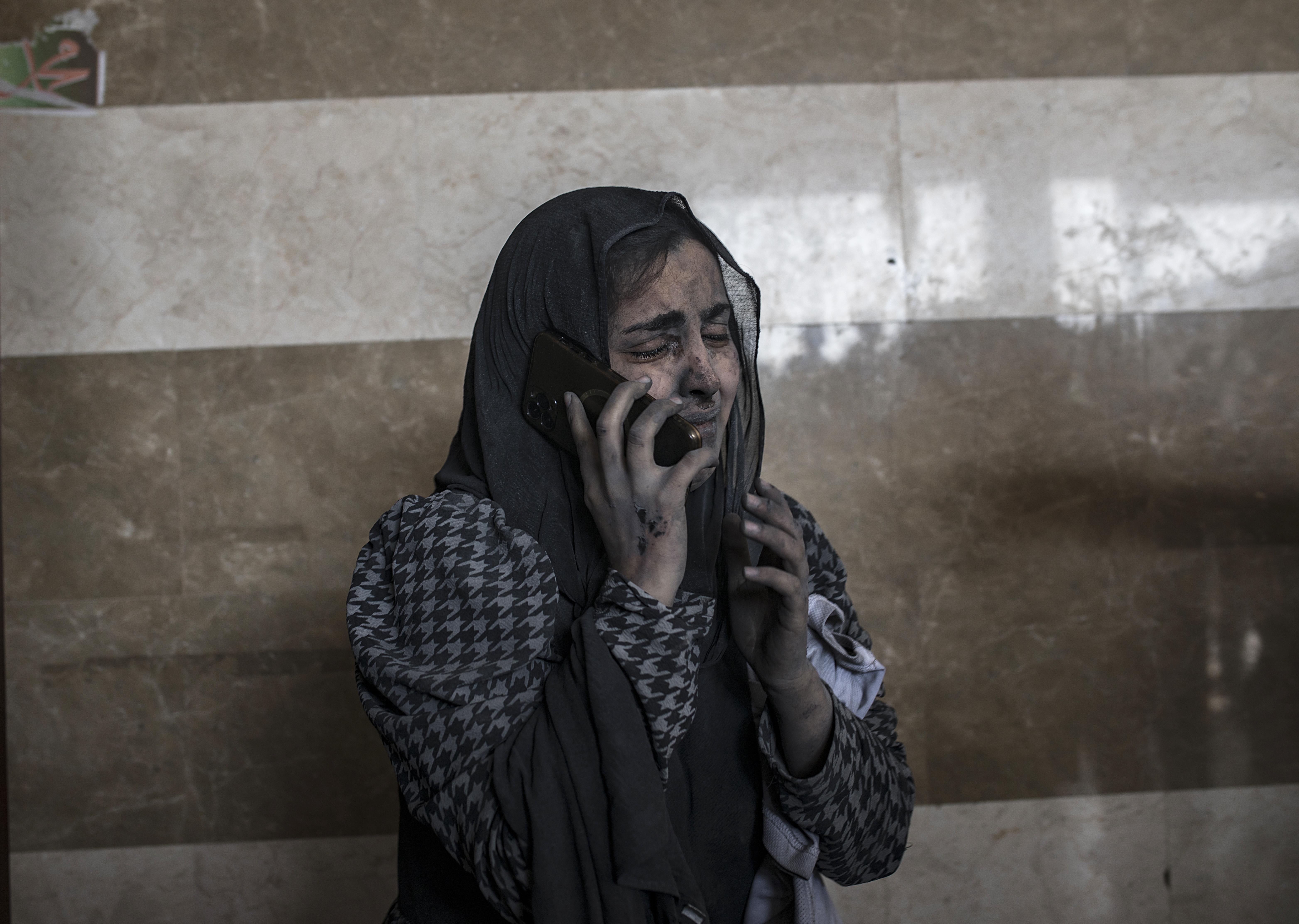 Khan Younis (---), 03/11/2023.- An injured woman speaks on the phone at Nasser Hospital in Khan Younis following Israeli air strikes in the southern Gaza Strip, 03 November 2023. More than 9,100 Palestinians and at least 1,400 Israelis have been killed, according to the Israel Defense Forces (IDF) and the Palestinian health authority, since Hamas militants launched an attack against Israel from the Gaza Strip on 07 October, and the Israeli operations in Gaza and the West Bank which followed it. EFE/EPA/HAITHAM IMAD
