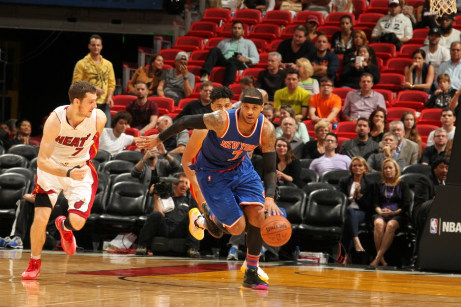 Carmelo Anthony (d) en el partido de los New York Knicks ante los Miami Heat