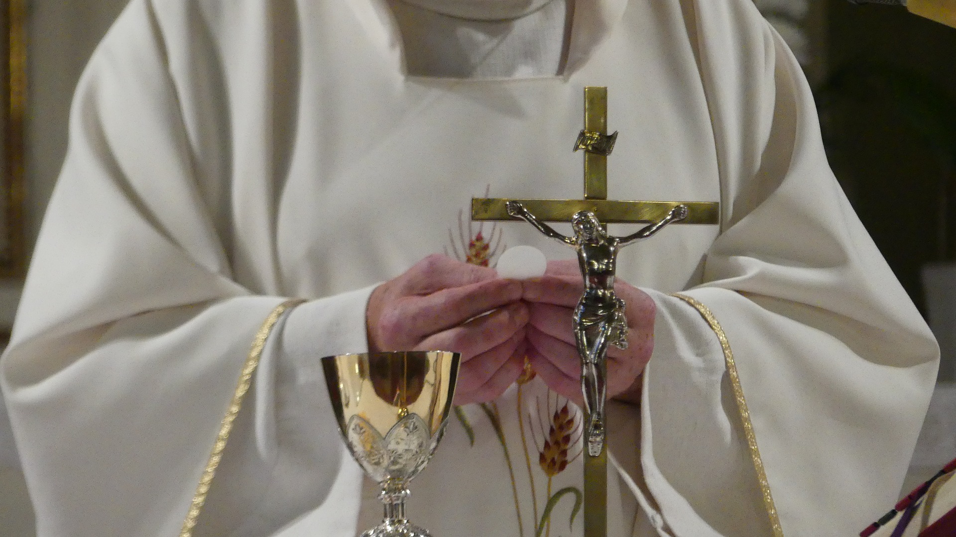 Relación entre policía y sacerdote no fue unión marital, dice la Corte Suprema