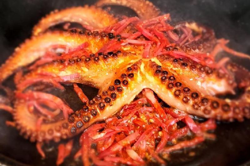 Receta para preparar pulpo cocido con ajo y chorizo español