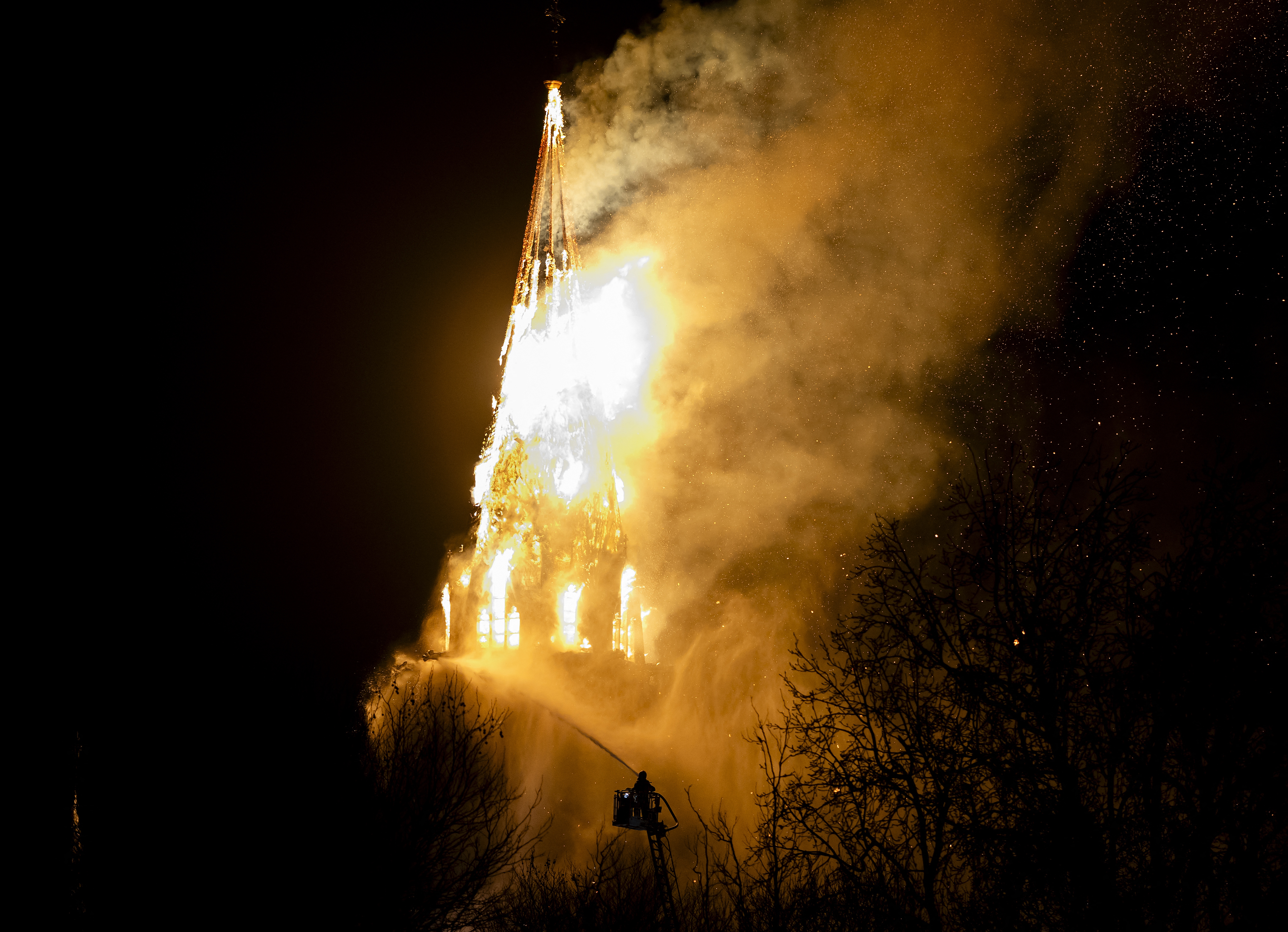 Un incendio destruyó una histórica iglesia católica de Ámsterdam durante la Nochevieja