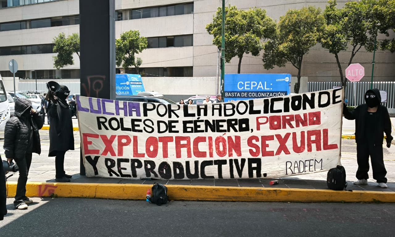 Colectiva feminista abolicionista de todas las formas de explotación sexuales y reproductiva de las niñas y mujeres protestan, durante la Conferencia Regional sobre la Mujer de América Latina y el Caribe que se realizó esta semana en el centro cultural Tlatelolco, de Ciudad de México.
