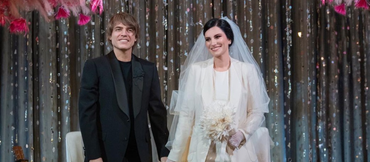 Blazer, guantes y un diseño elegante: así fue el vestido de novia de Laura Pausini