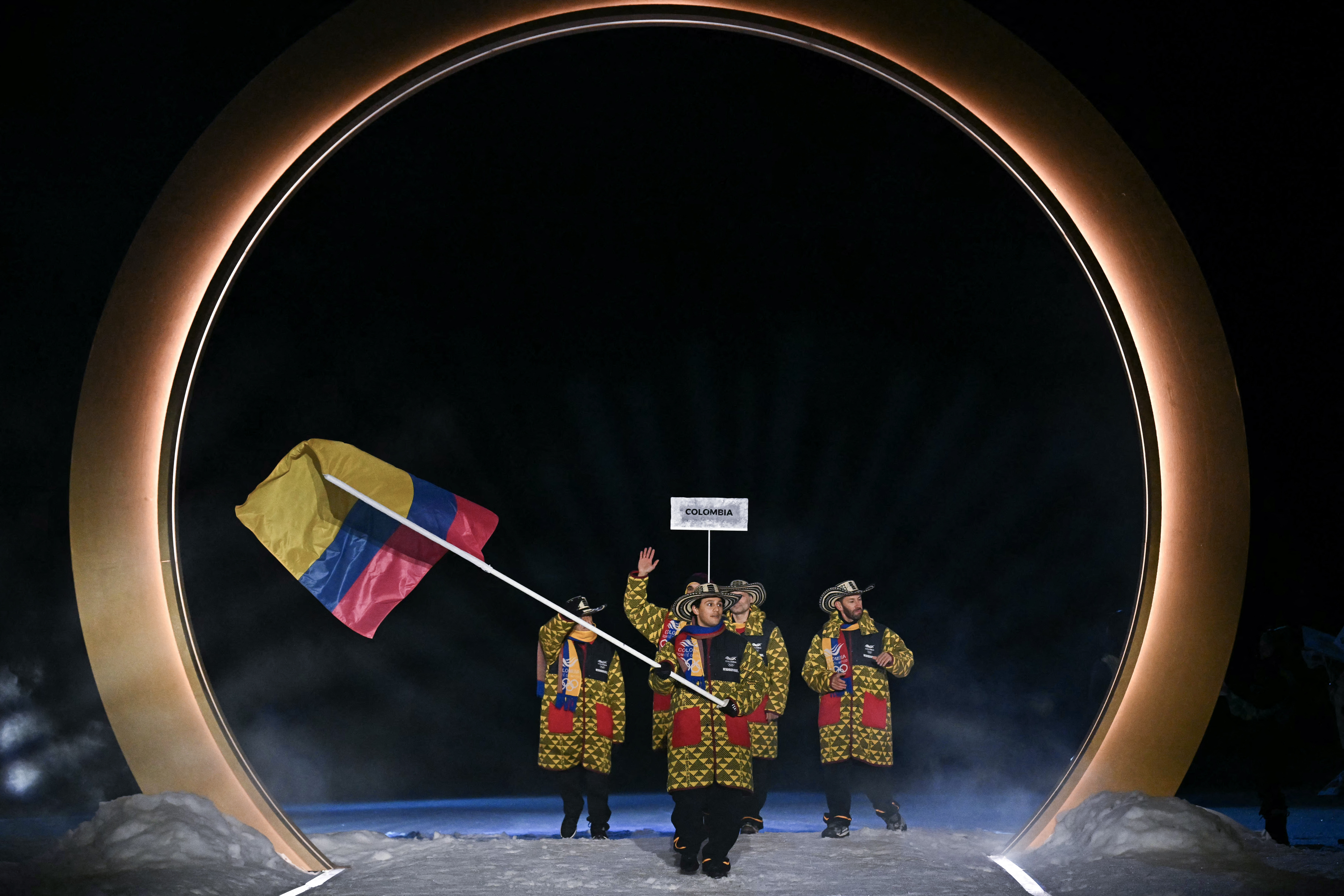 Colombia se luce con su indumentaria en inauguración de los Juegos Olímpicos de Invierno