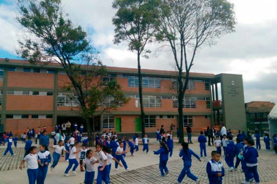 Petro resalta que 255 mil estudiantes se han beneficiado con la jornada completa