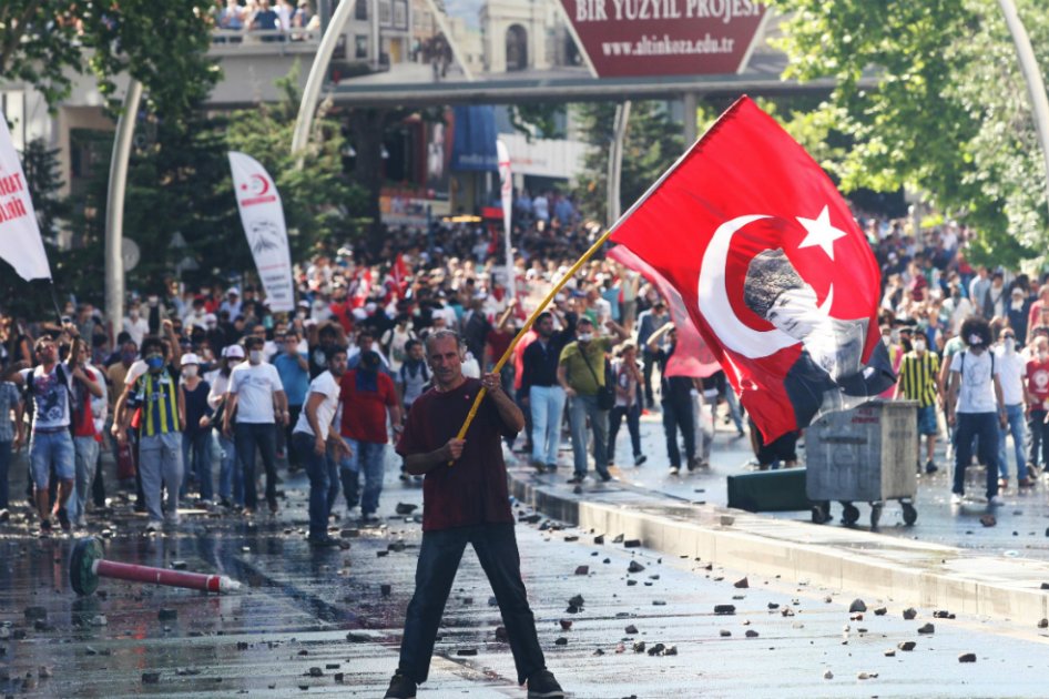 Manifestantes ocupan plaza Taksim en Estambul, policía reprime en barrio Besiktas